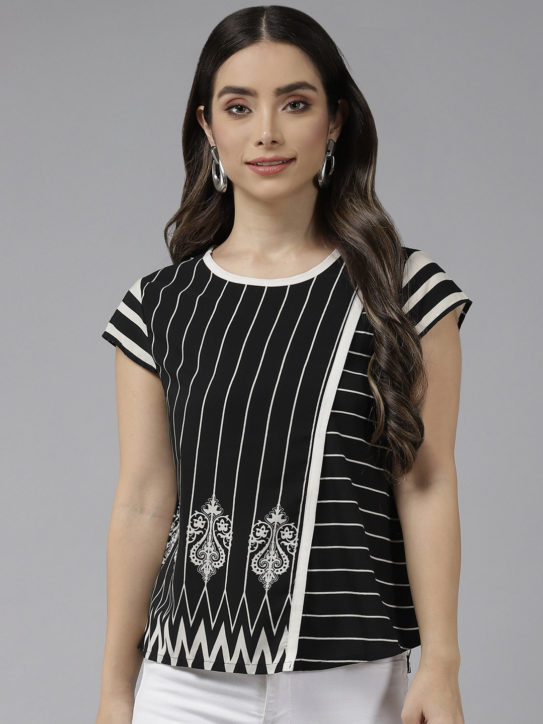 

Aarika Black & White Print Monochrome Top