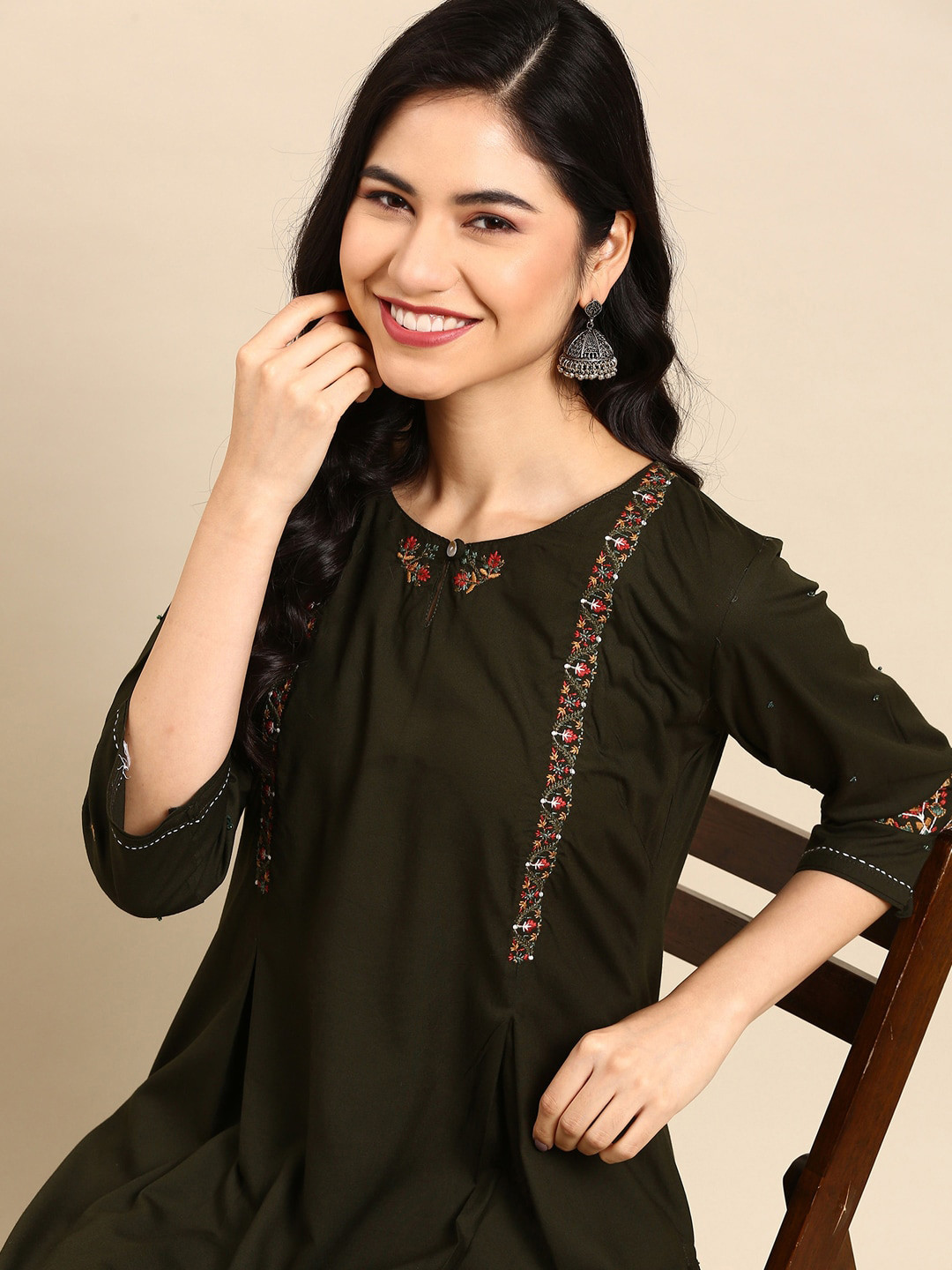 

SHOWOFF Women Olive Green Solid Straight Kurta