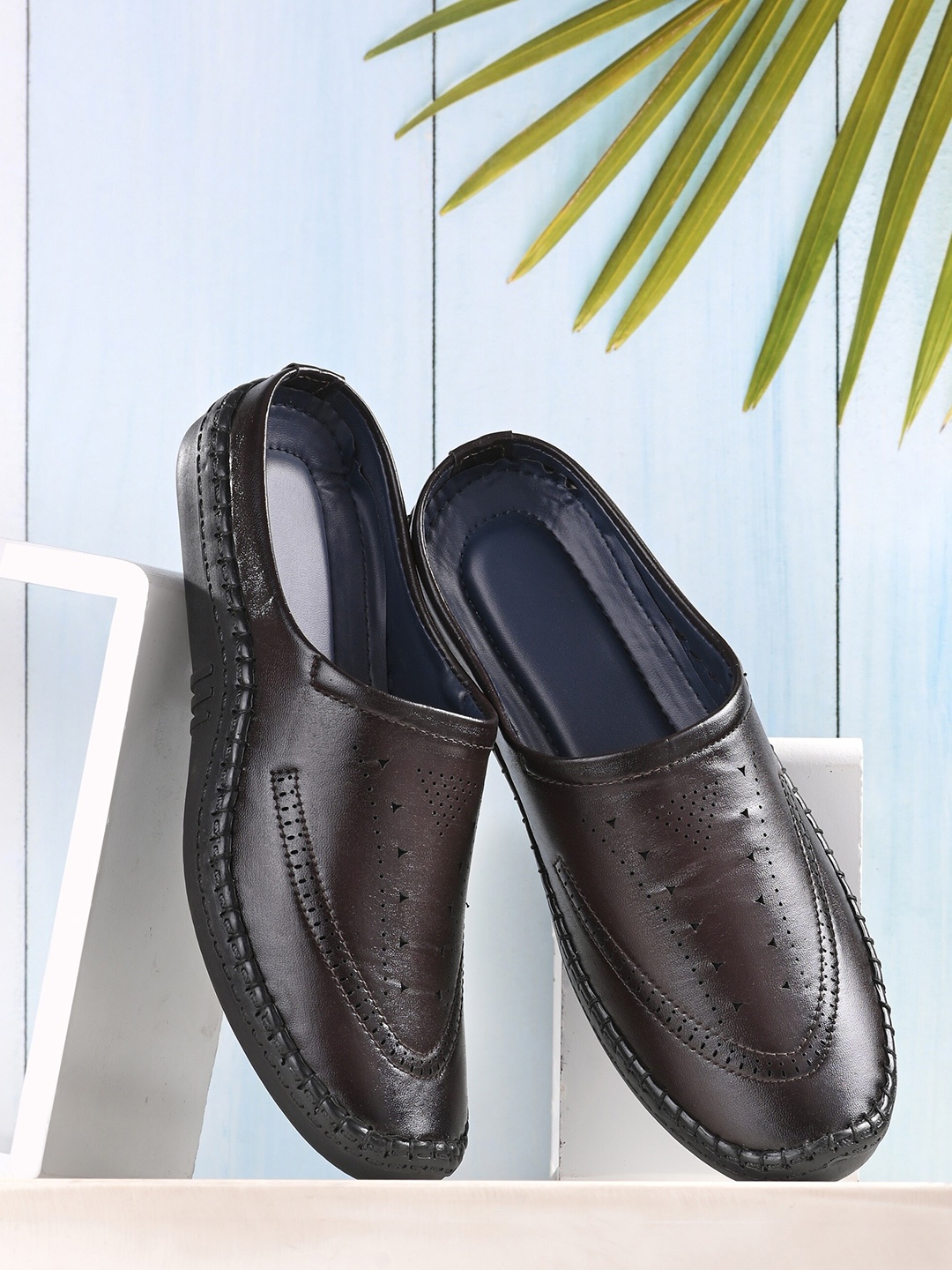 

BUCIK Men Brown & Black Shoe-Style Sandals