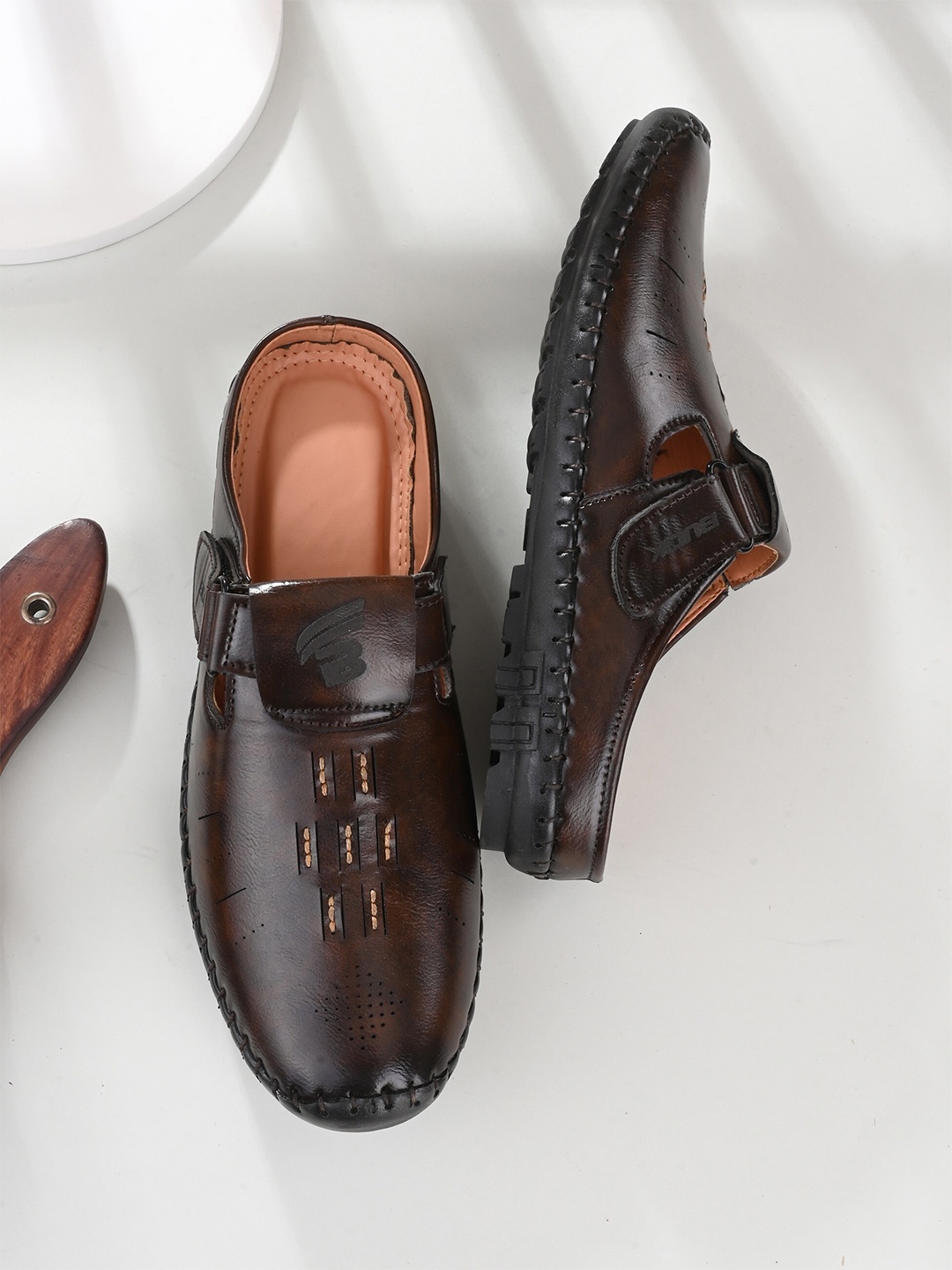 

BUCIK Men Brown & Black Shoe-Style Sandals