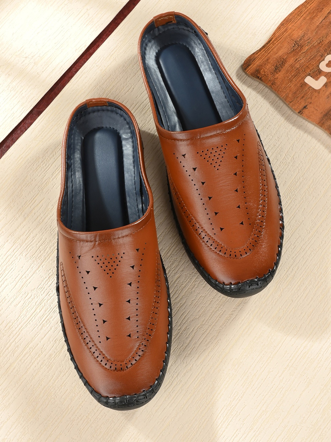 

BUCIK Men Tan & Black Shoe-Style Sandals