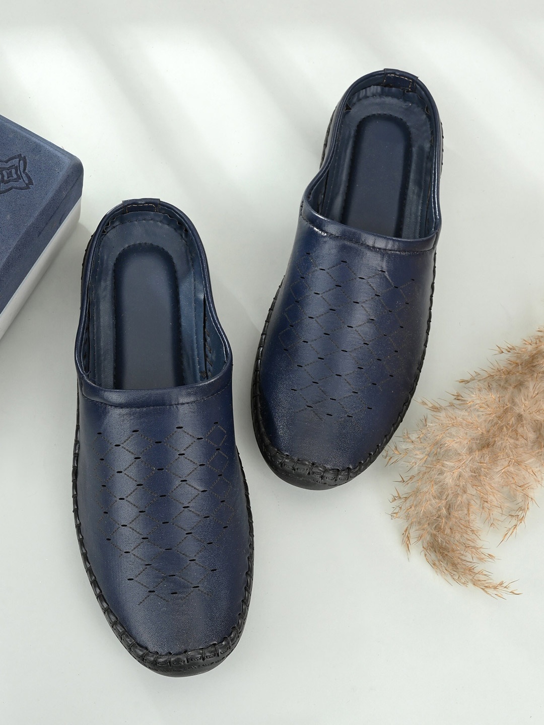 

BUCIK Men Blue & Black Shoe-Style Sandals