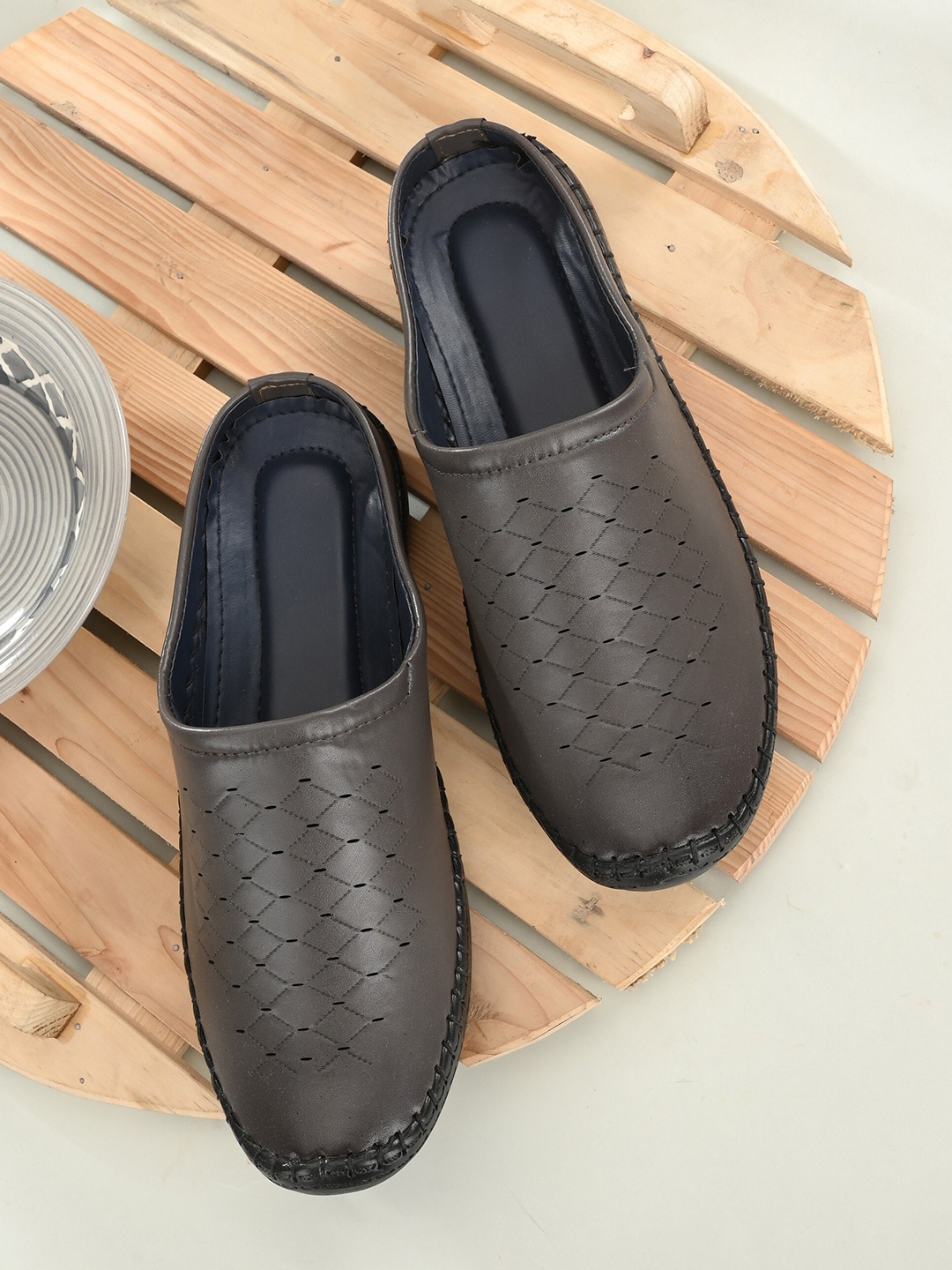 

BUCIK Men Grey & Black Shoe-Style Sandals