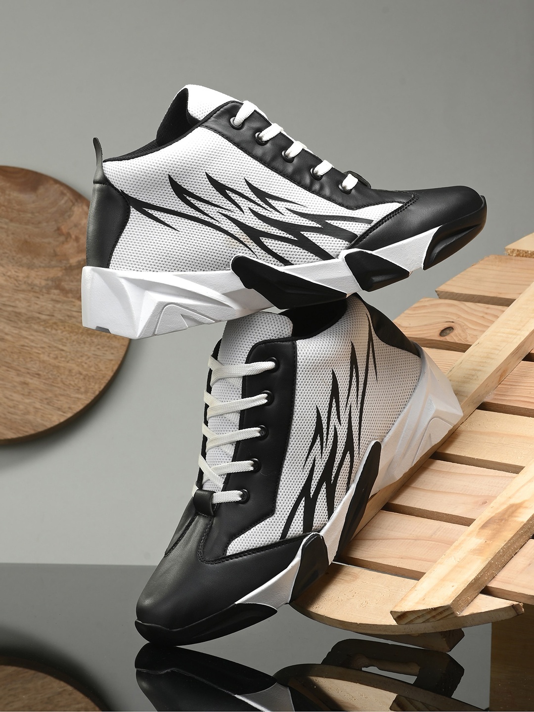 

BUCIK Men Printed Sneakers, White