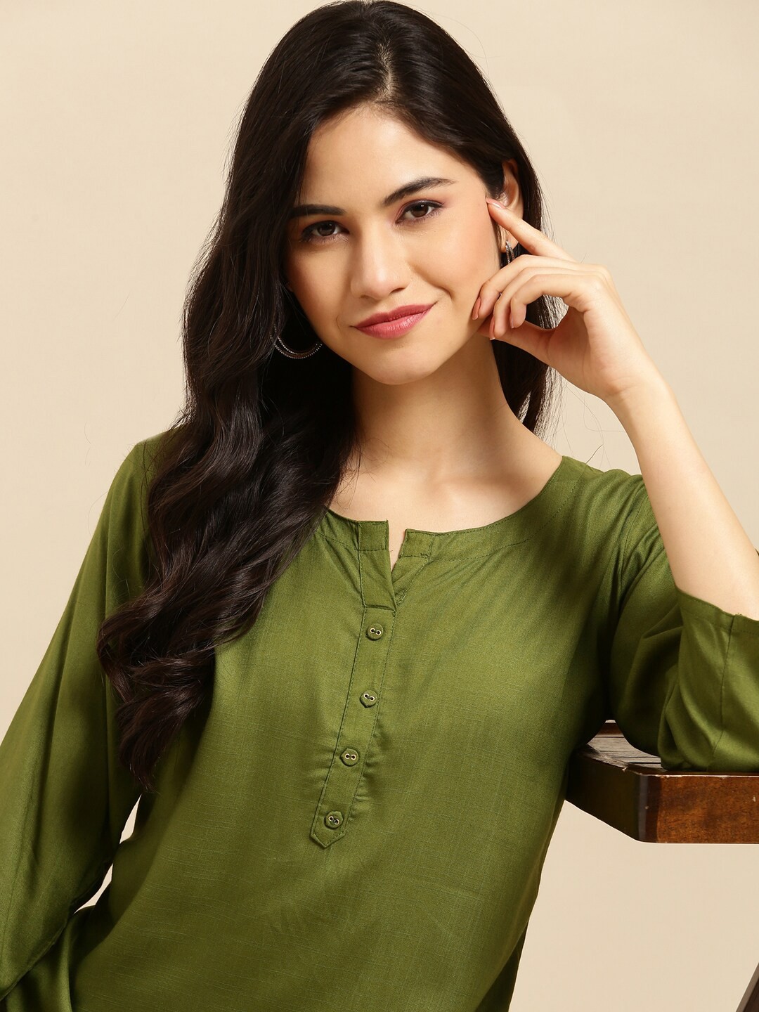 

SHOWOFF Green Solid Straight Kurti