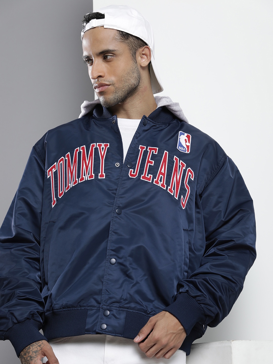

Tommy Hilfiger Men Navy Blue Brand Logo Bomber Jacket