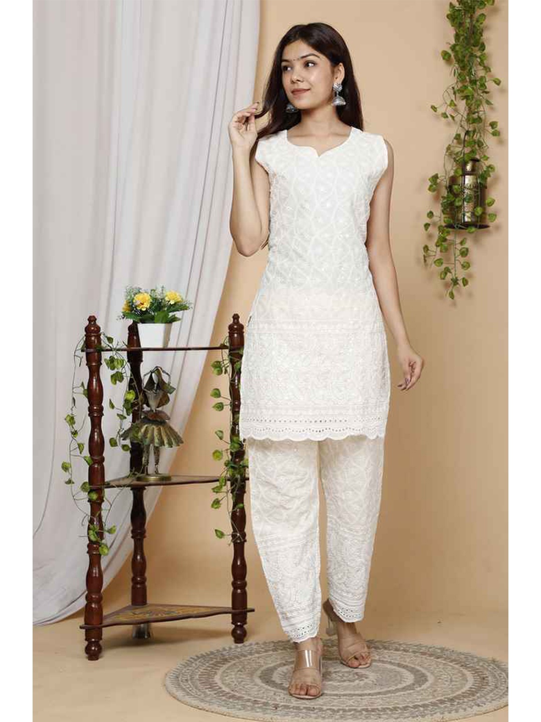 

MIRAVAN Women White Floral Embroidered Thread Work Pure Cotton Floral Kurta
