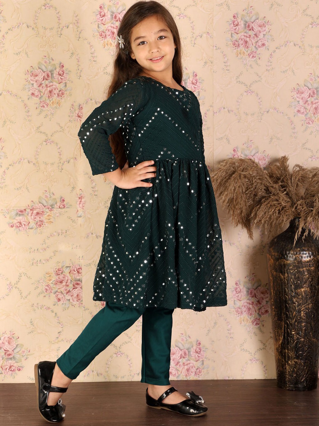 

SHRESTHA BY VASTRAMAY Girls Floral Embroidered Mirror Work Kurta with Pyjamas, Green