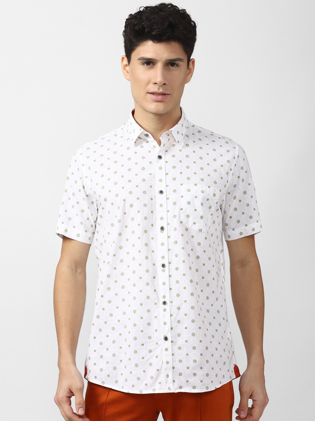 

Peter England Casuals Men White Slim Fit Floral Printed Pure Cotton Casual Shirt