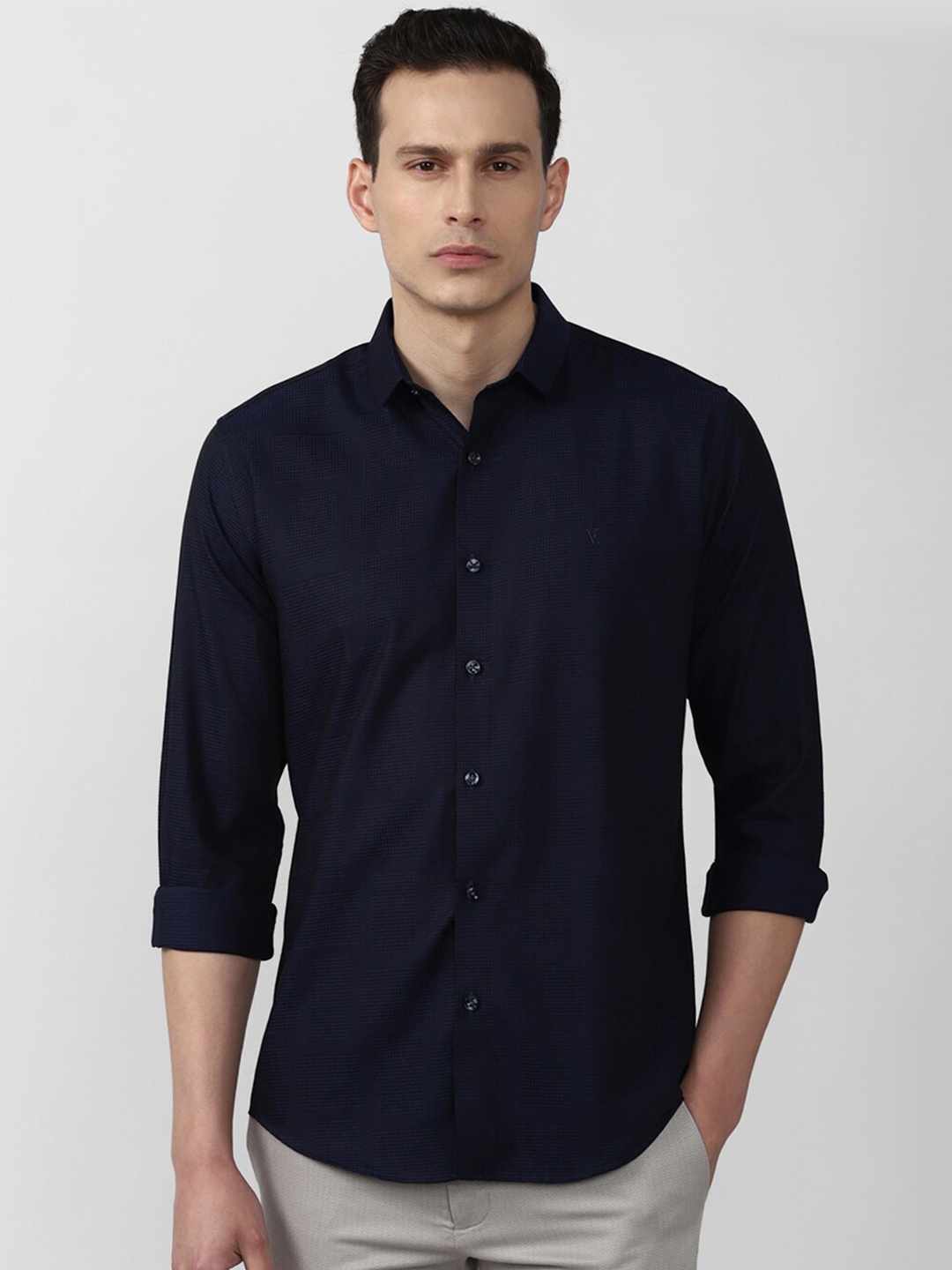 

V Dot Men Navy Blue Solid Slim Fit Cotton Casual Shirt