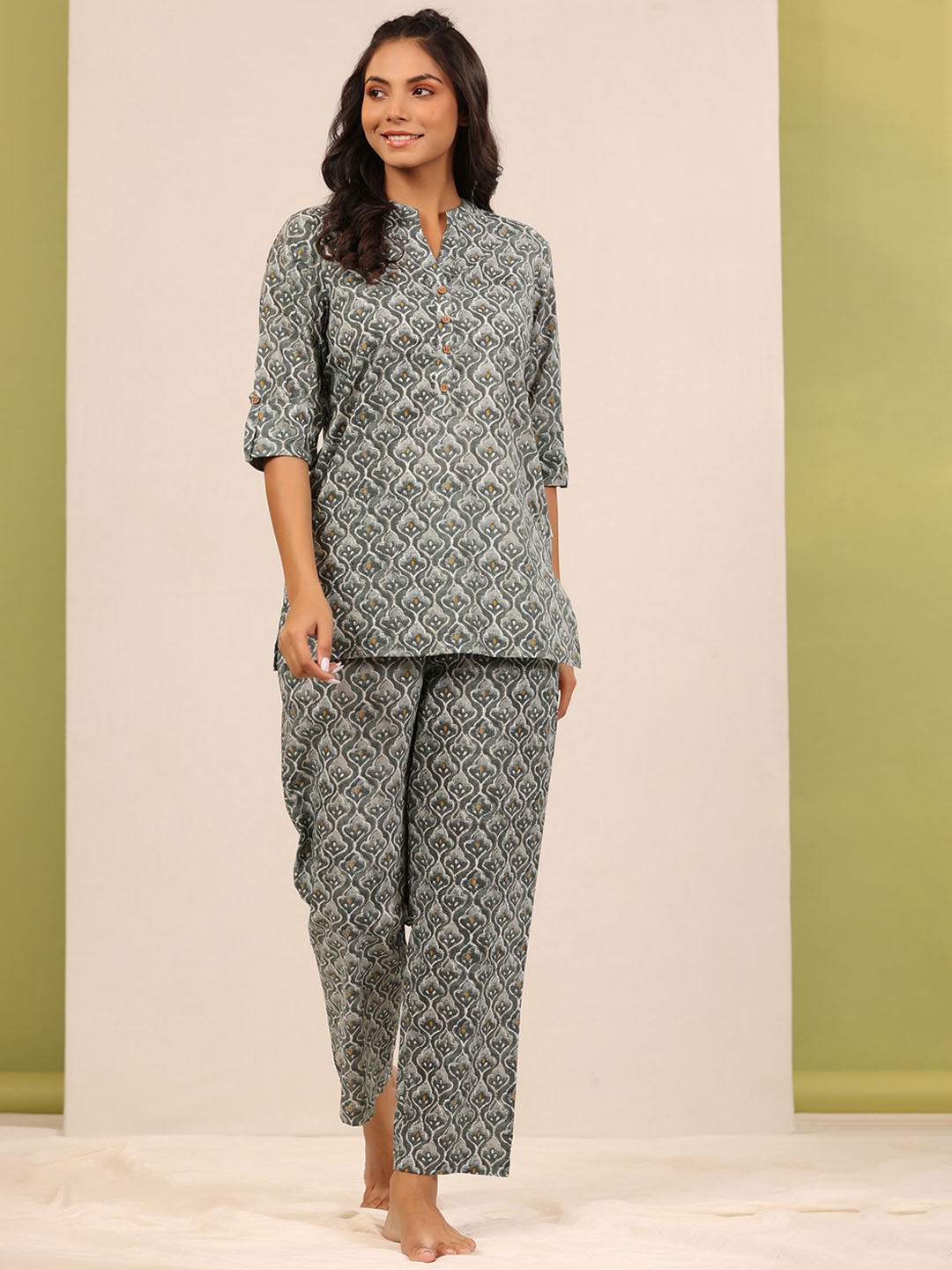 

JISORA Women Grey & White Floral Printed Night suit