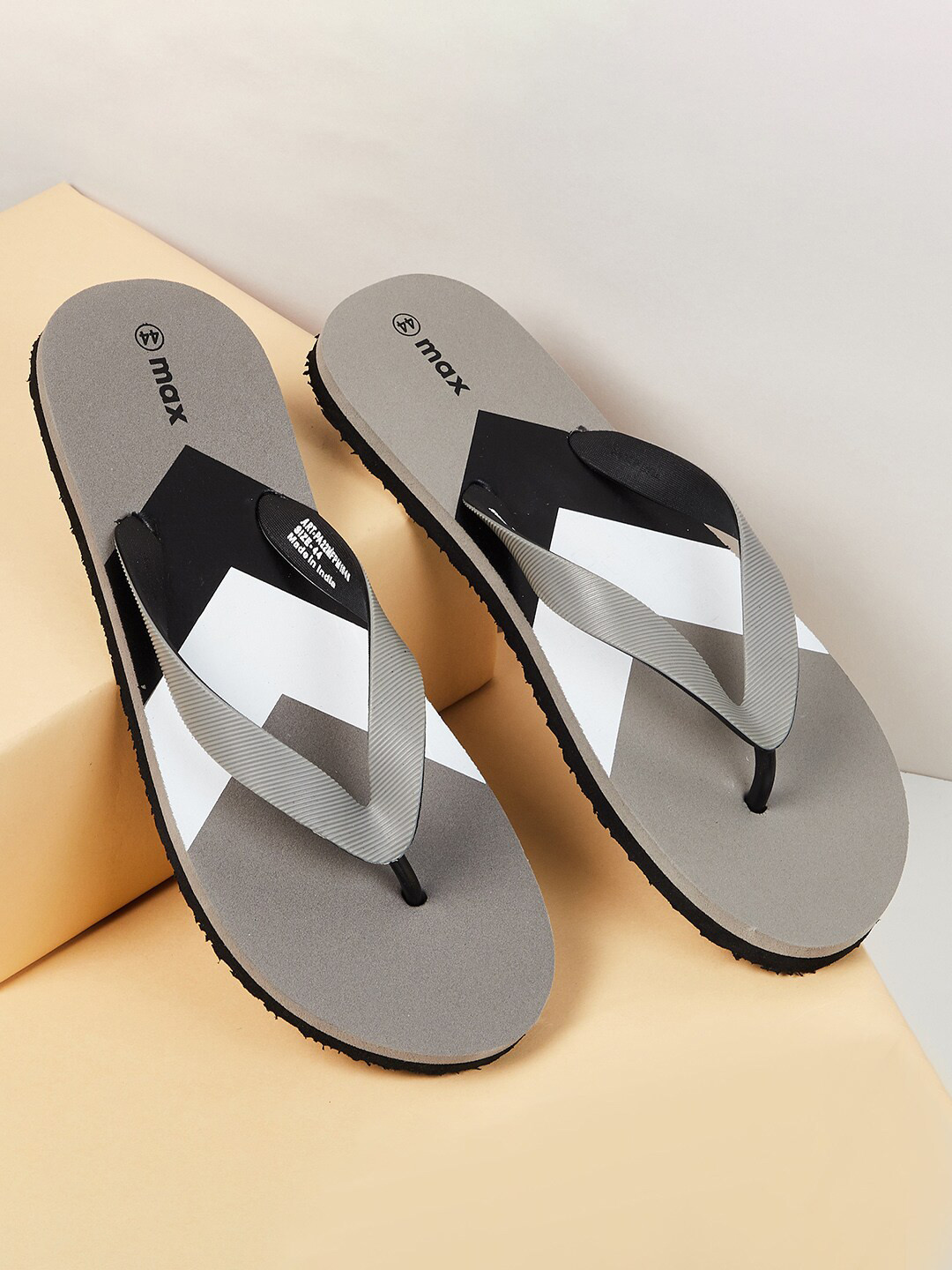 

max Men Grey & White Colourblocked Thong Flip-Flops