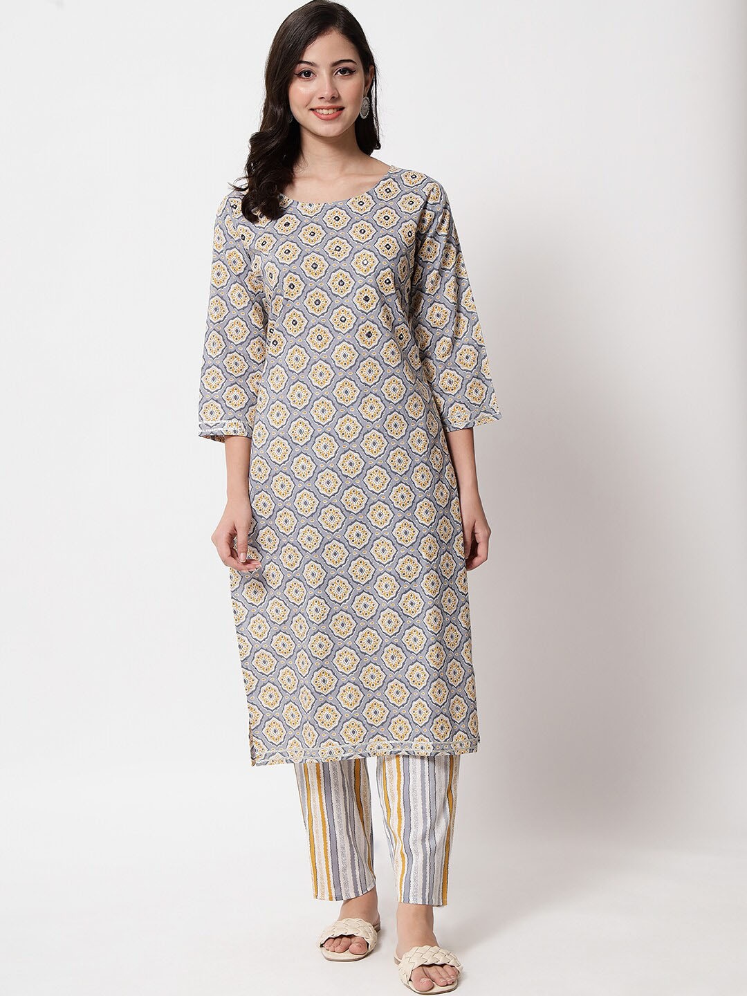 

IkDaiya Women Grey Floral Printed Pure Cotton Kurta with Palazzo