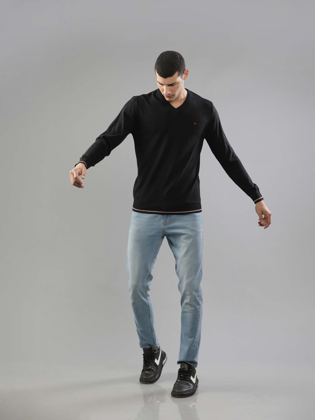 

t-base Men Black Solid Pullover