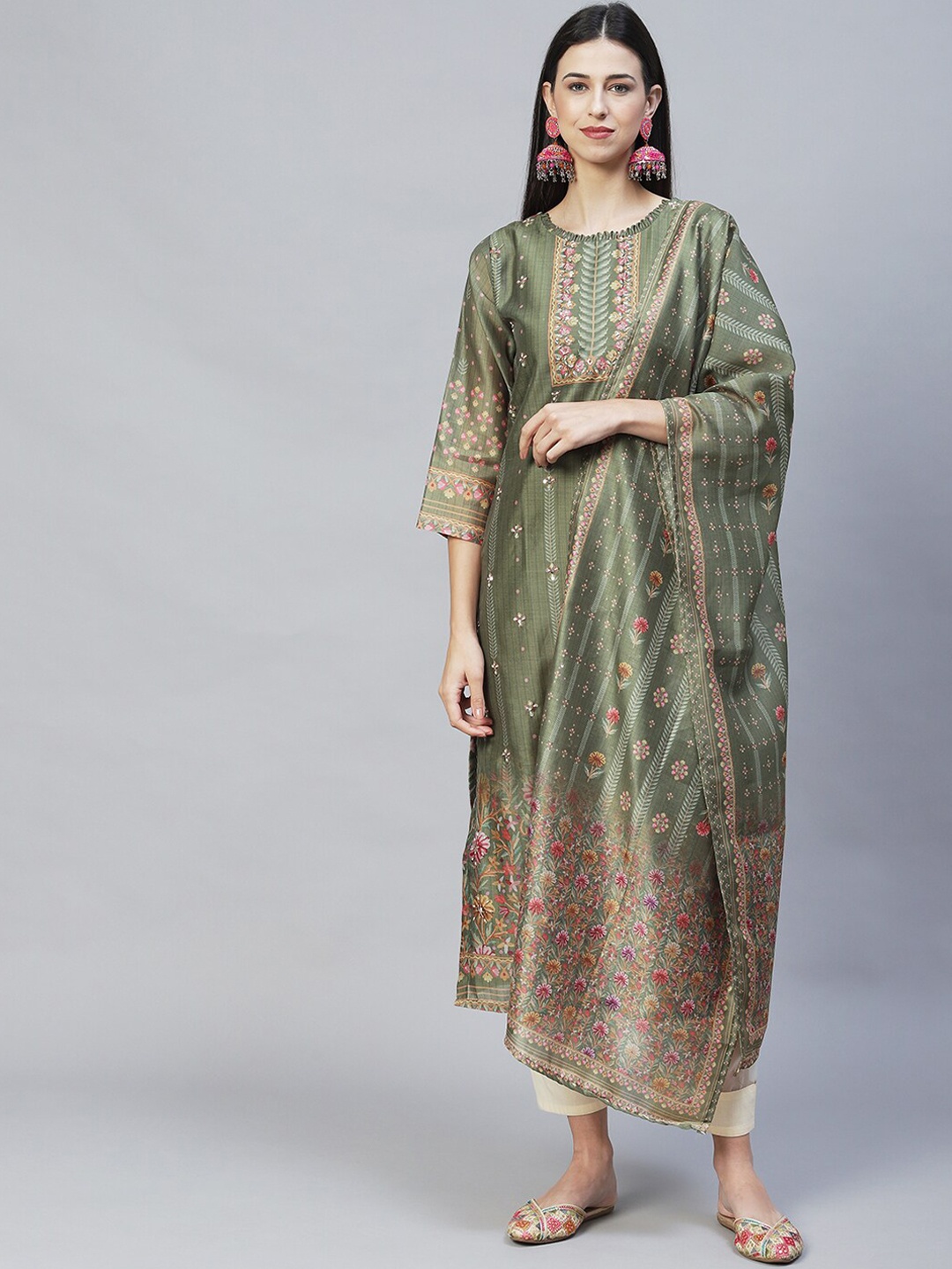 

FASHOR Women Printed Beads and Stones Chanderi Silk Kurta with Trousers & With Dupatta, Green