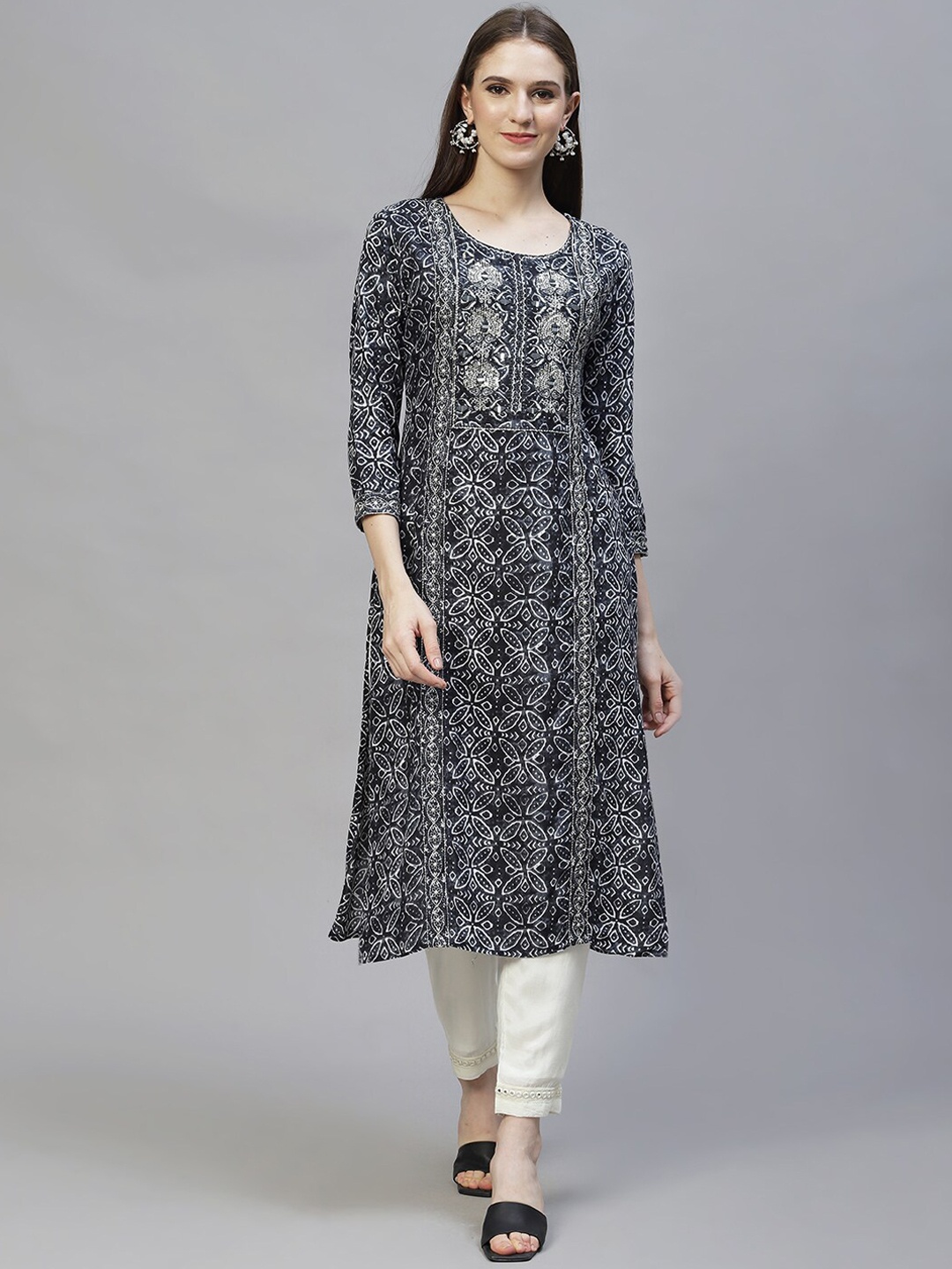 

FASHOR Women Black Ethnic Motifs Embroidered Straight Kurta