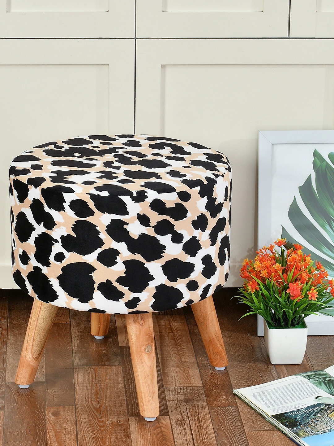 

RIANCE CREATIONS Beige & White Printed Ottomans