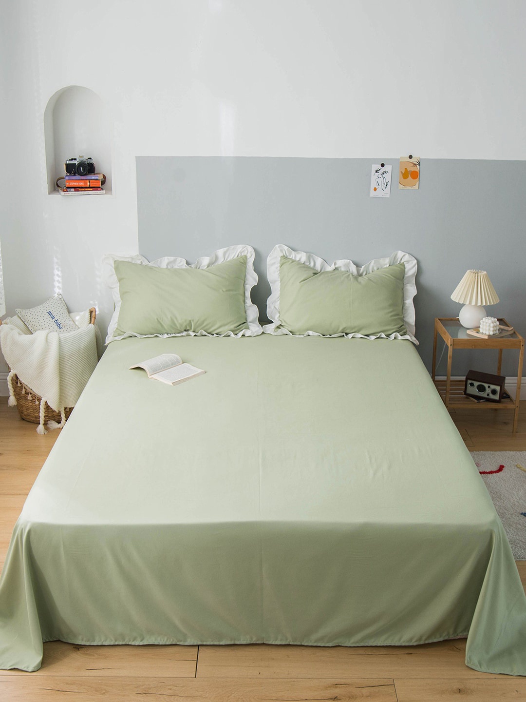 

JC HOME Green & White 150 TC King Bedsheet with 2 Pillow Covers
