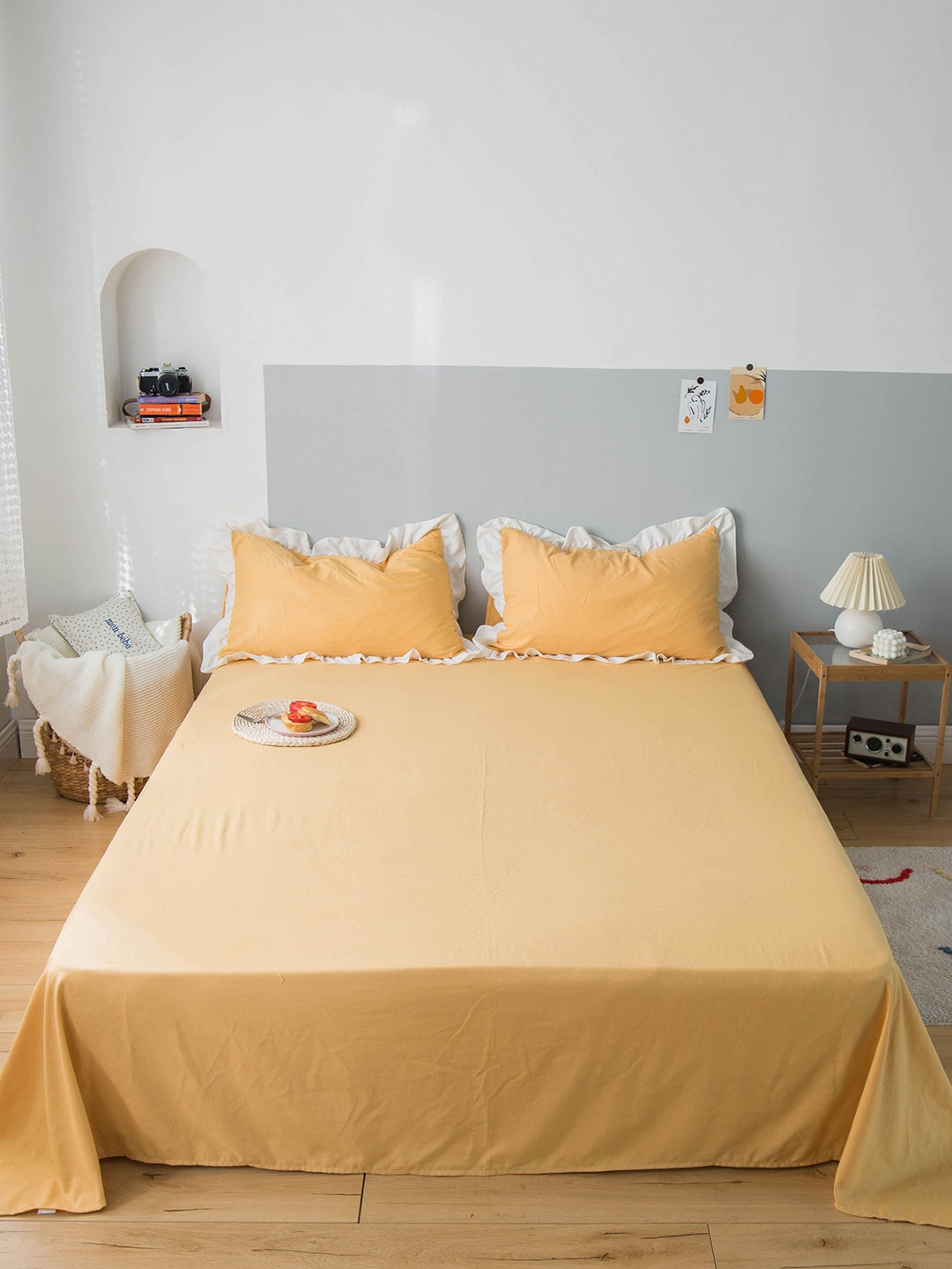 JC HOME Yellow & White 150 TC King Bedsheet with 2 Pillow Covers