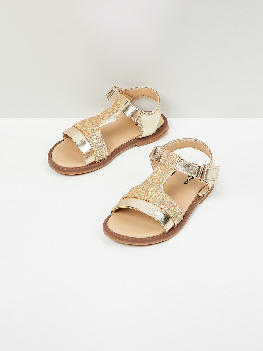 

max Girls Open To Flats, Gold