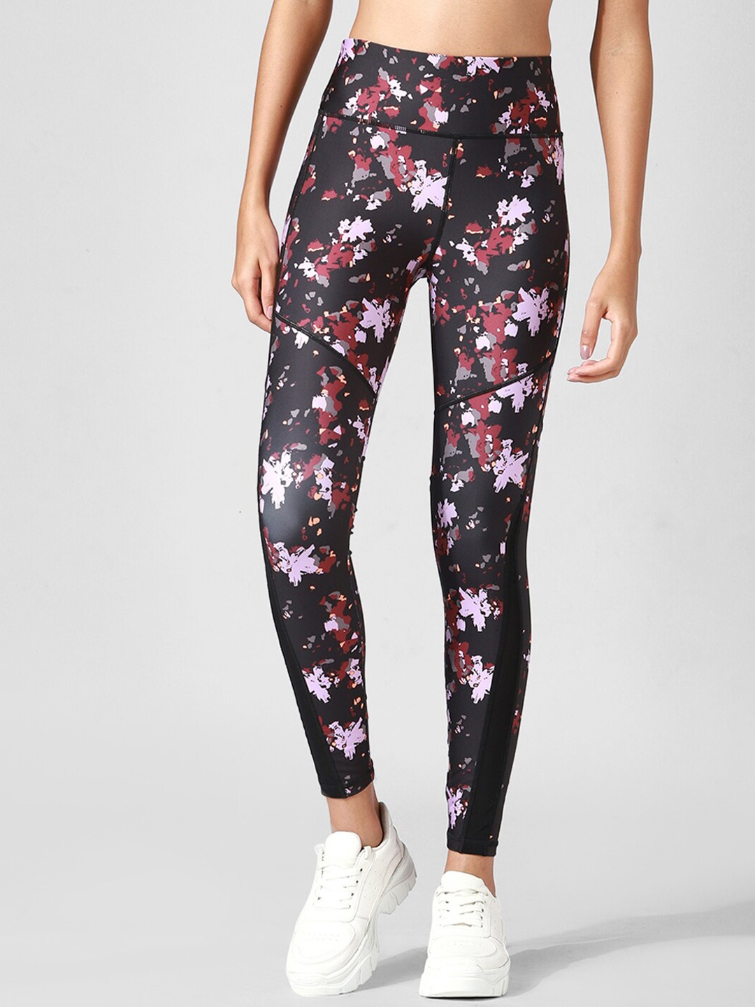 

ONLY PLAY Women Black & White Printed Onpnamo Aop Hw Train Tights