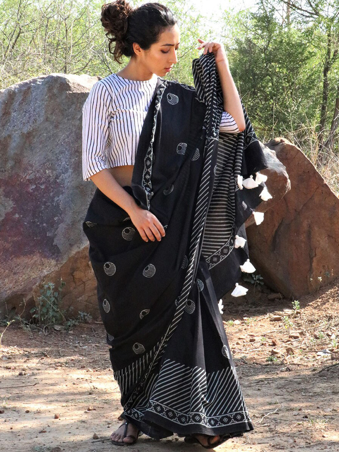 

Chidiyaa Black & White Pure Cotton Block Print Saree