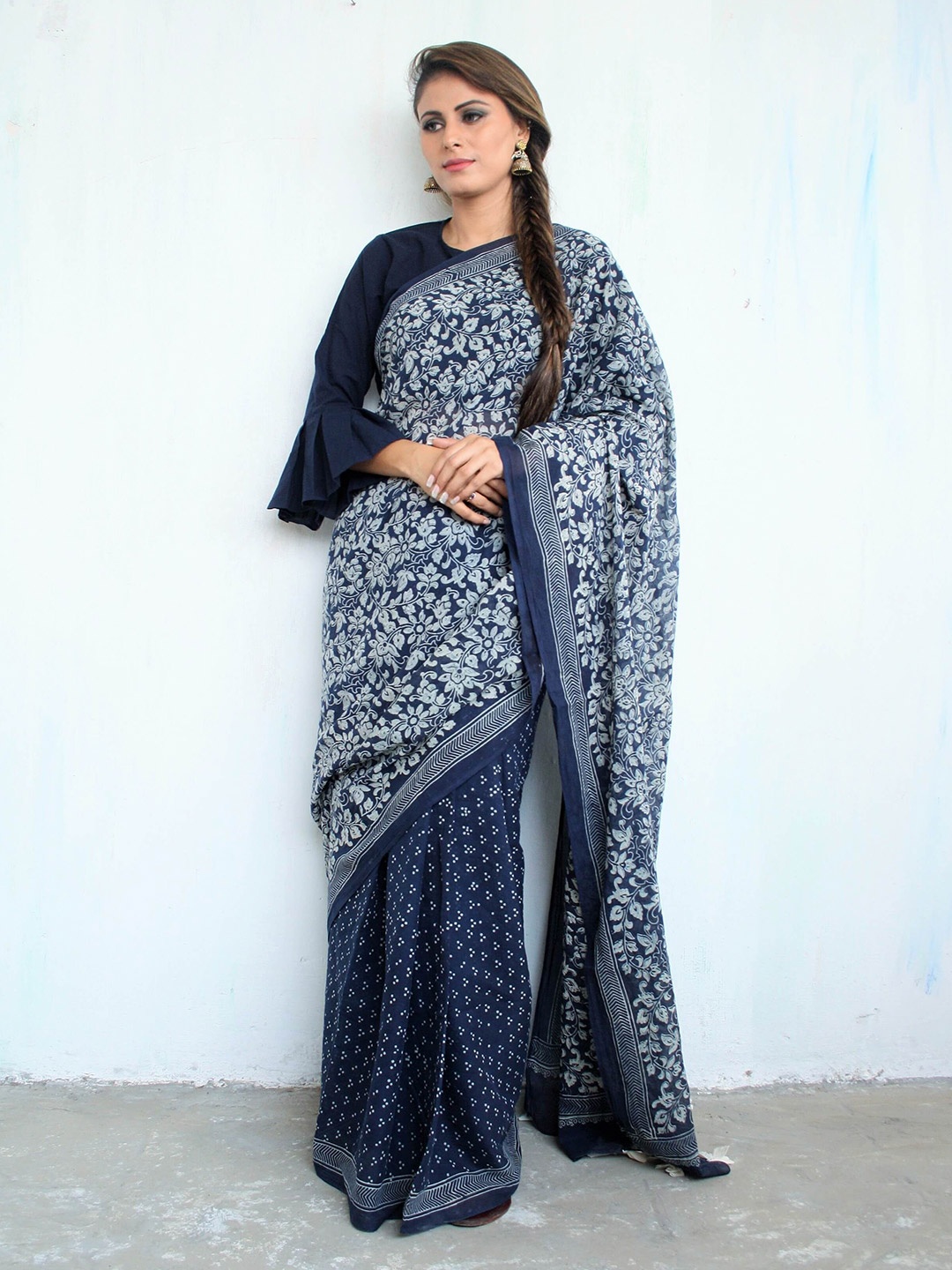 

Chidiyaa Blue & White Floral Printed Pure Cotton Saree