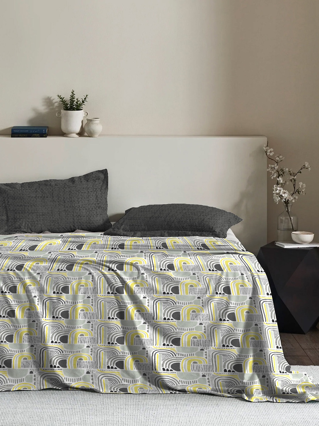 

MYTRIDENT Geometric 144 TC Queen Cotton Bedsheet with 2 Pillow Covers, Grey