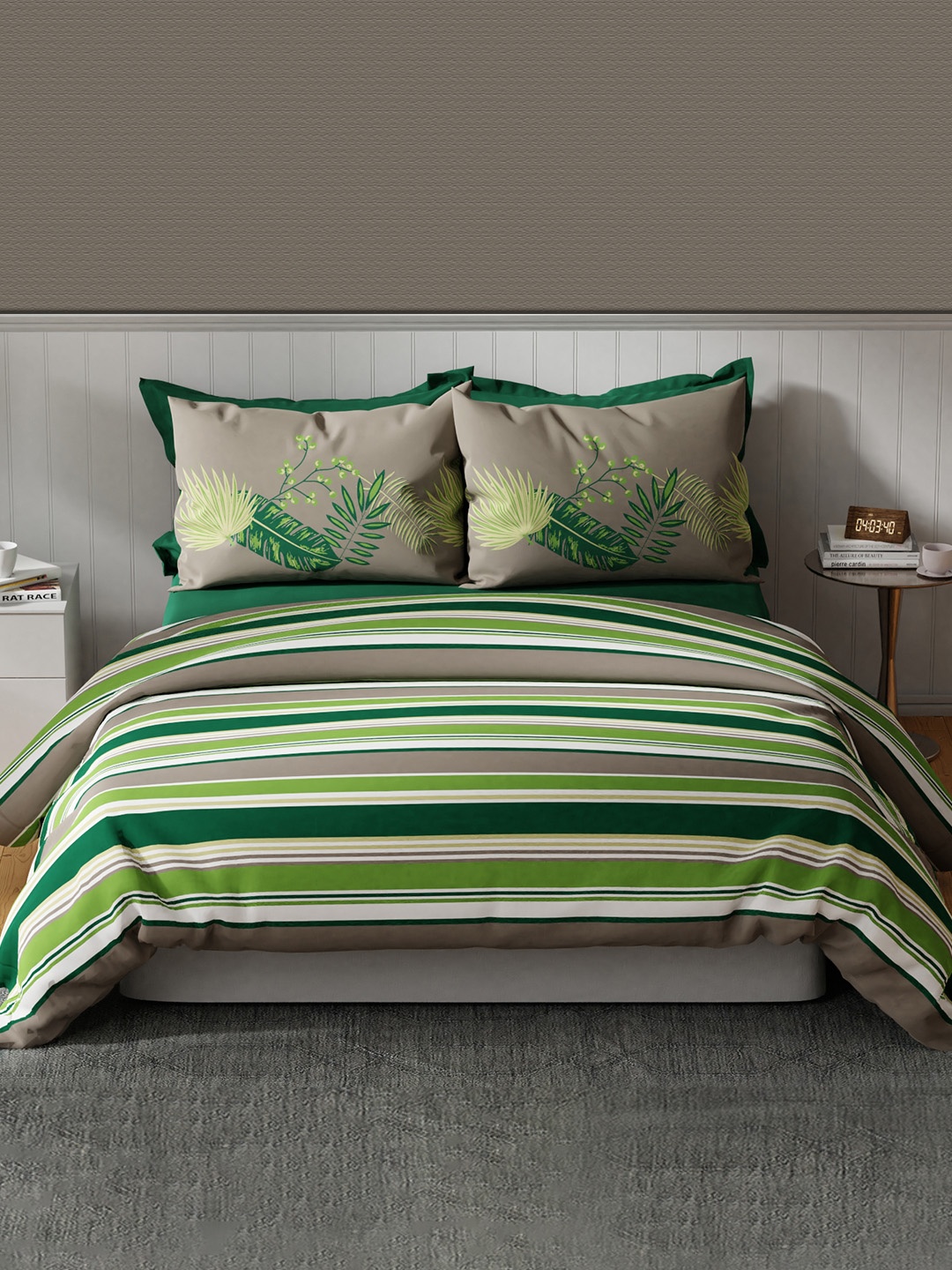 

United Colors of Benetton Green Striped Pure Cotton King Bedsheet with 2 Pillow Covers