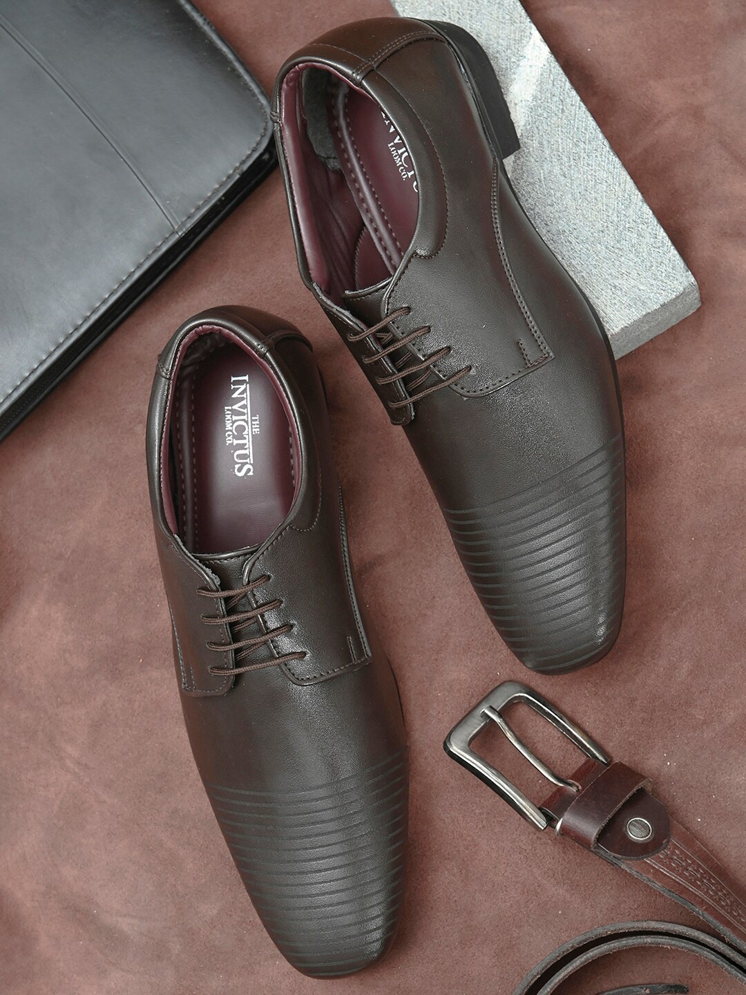 

INVICTUS Men Brown Solid Formal Derbys