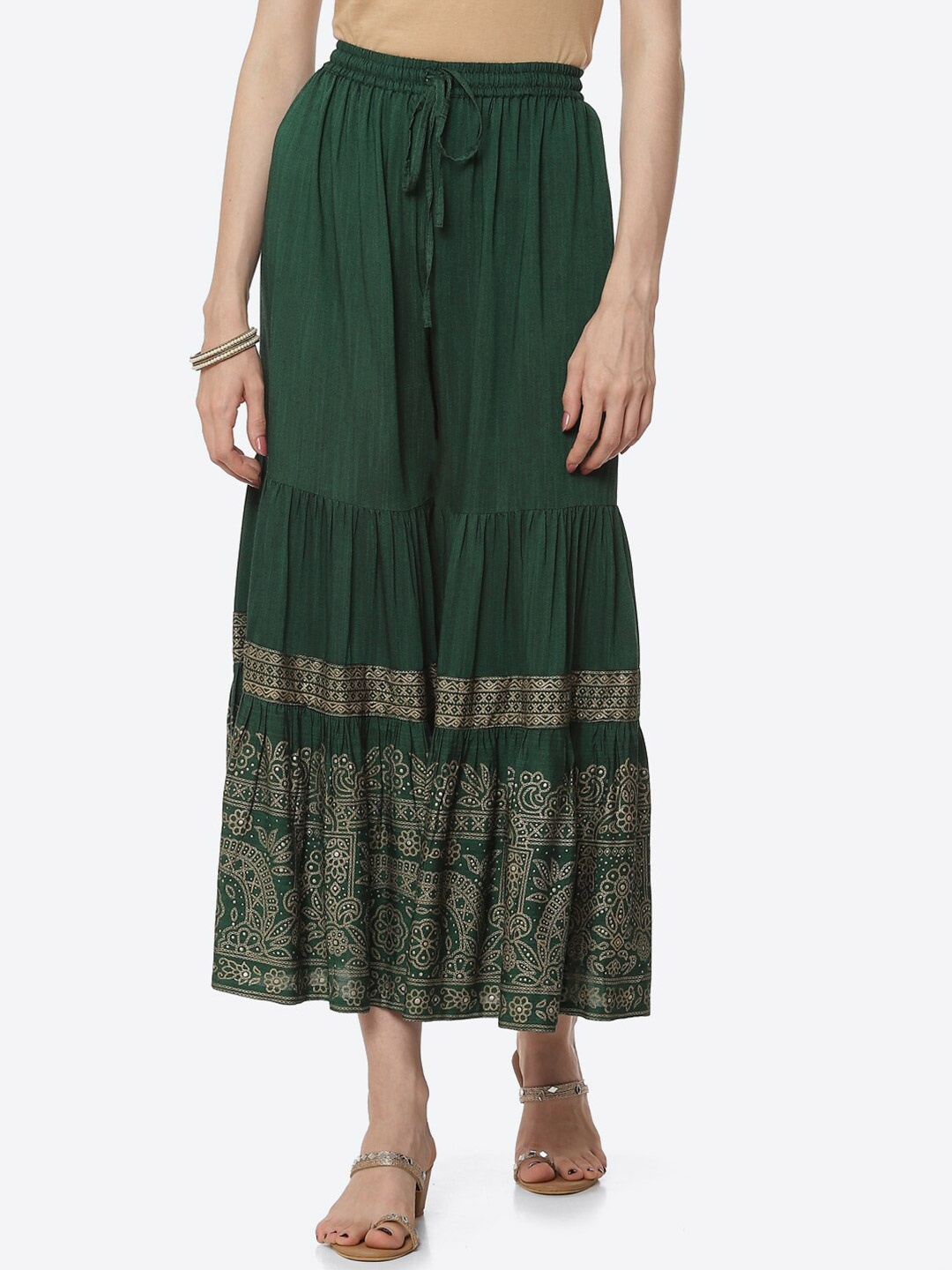 

Rangriti Women Green & Gold-Toned Floral Printed Flared Cropped Palazzos