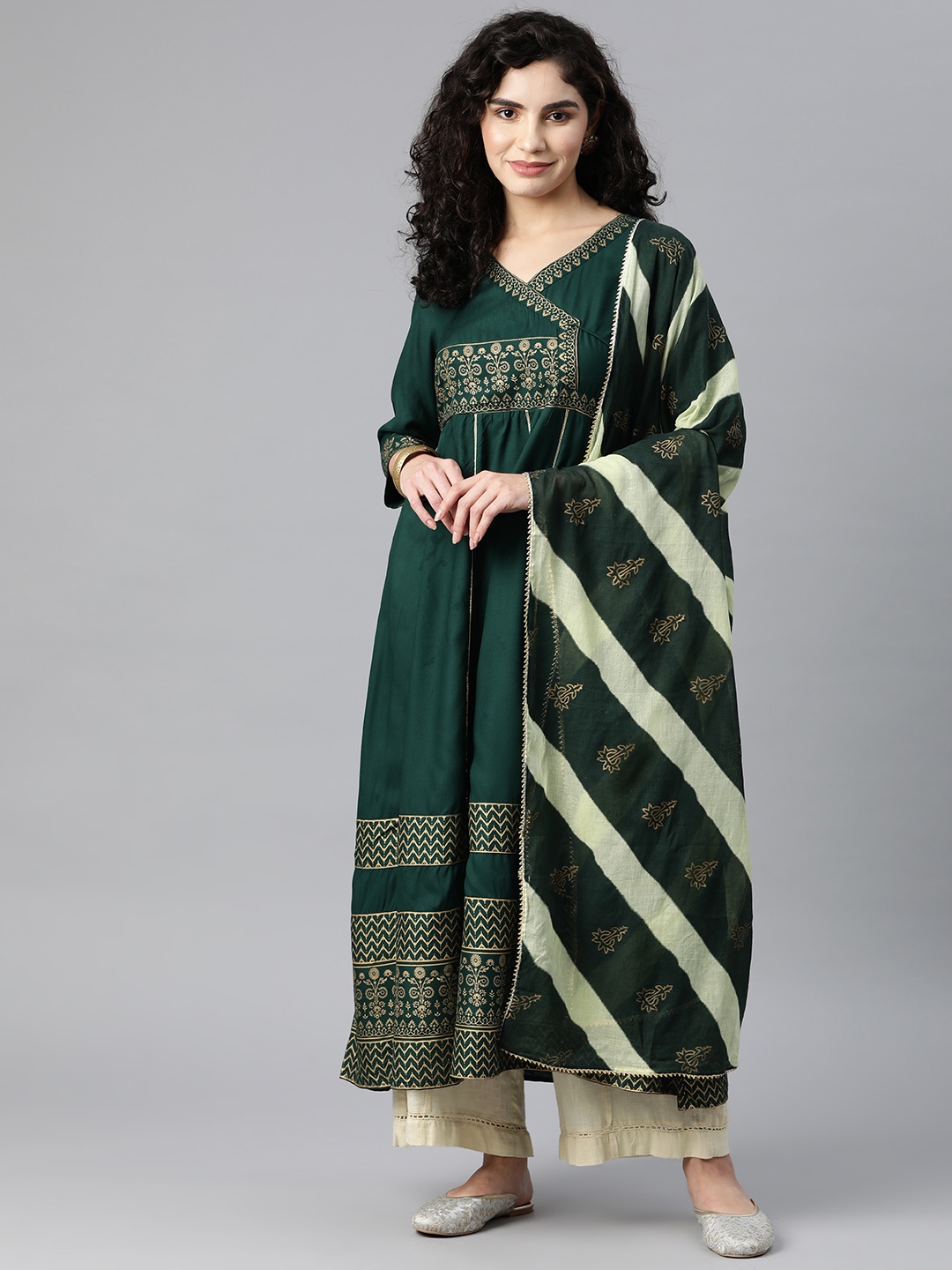 

KALINI Women Green & Gold-Toned Floral Printed Gotta Patti Floral Anarkali Kurta