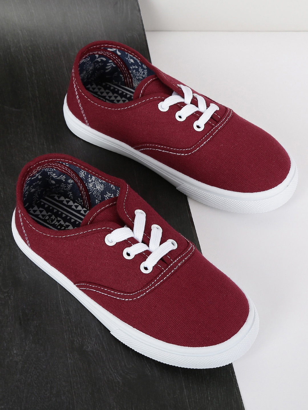 

max Boys Red Solid Canvas Sneakers