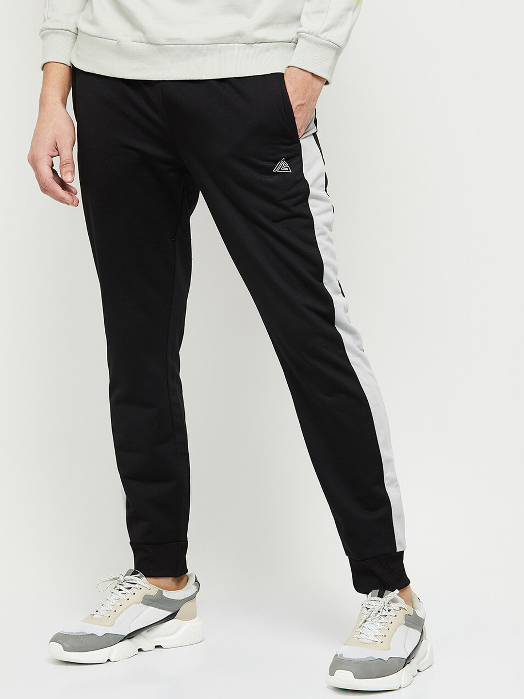 

max Men Black Solid Joggers