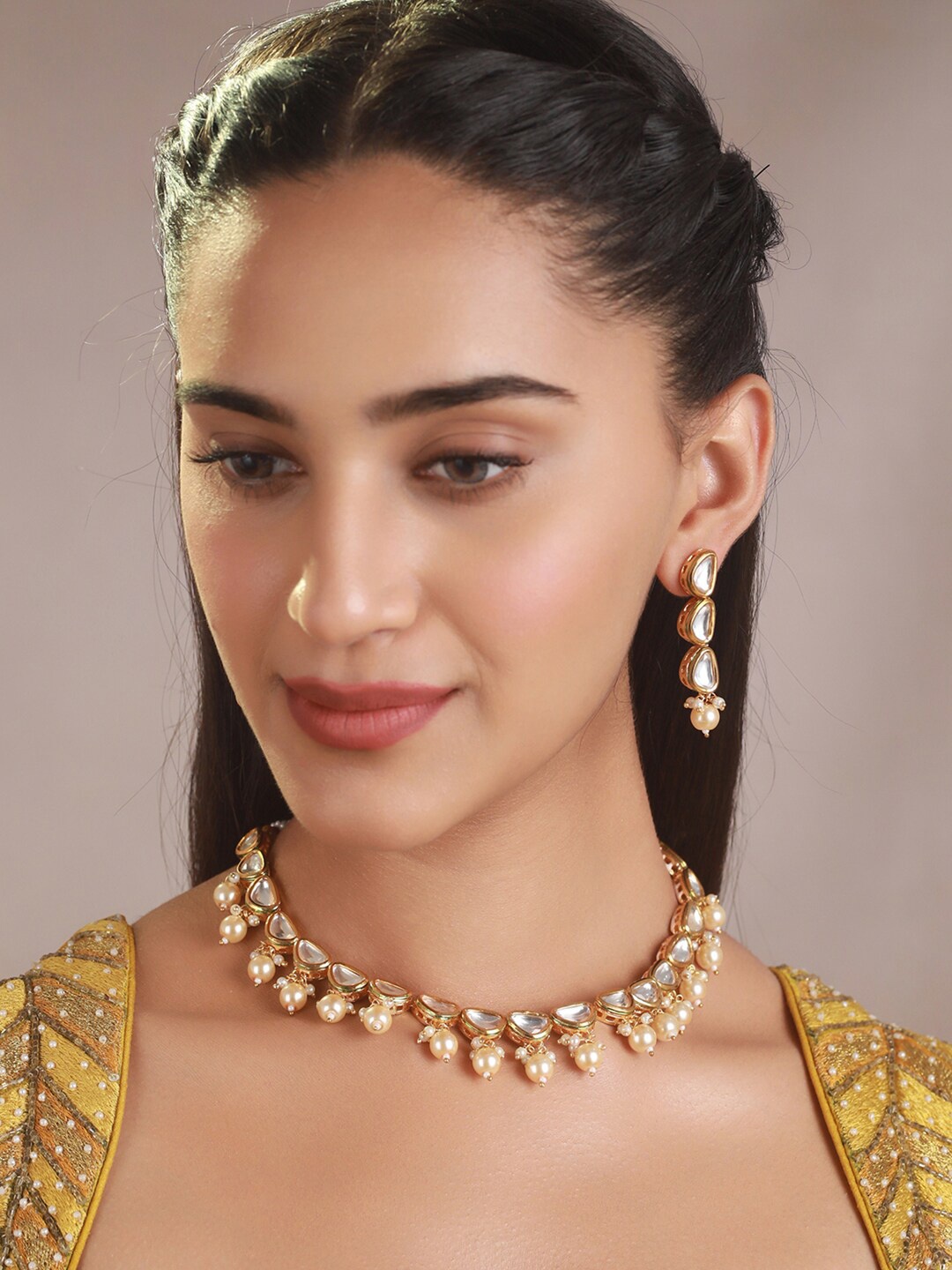 

Priyaasi Gold-Plated White Kundan Studded & Beaded Jewellery Set