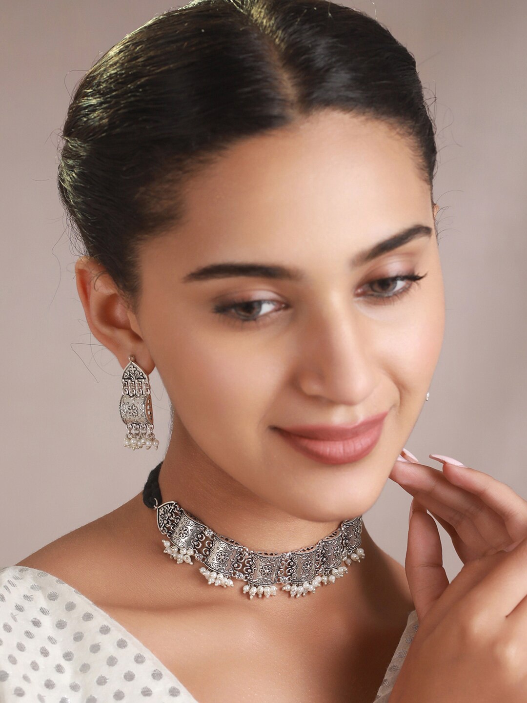 

Priyaasi Silver-Plated White Pearl-Studded & Beaded Jewellery Set