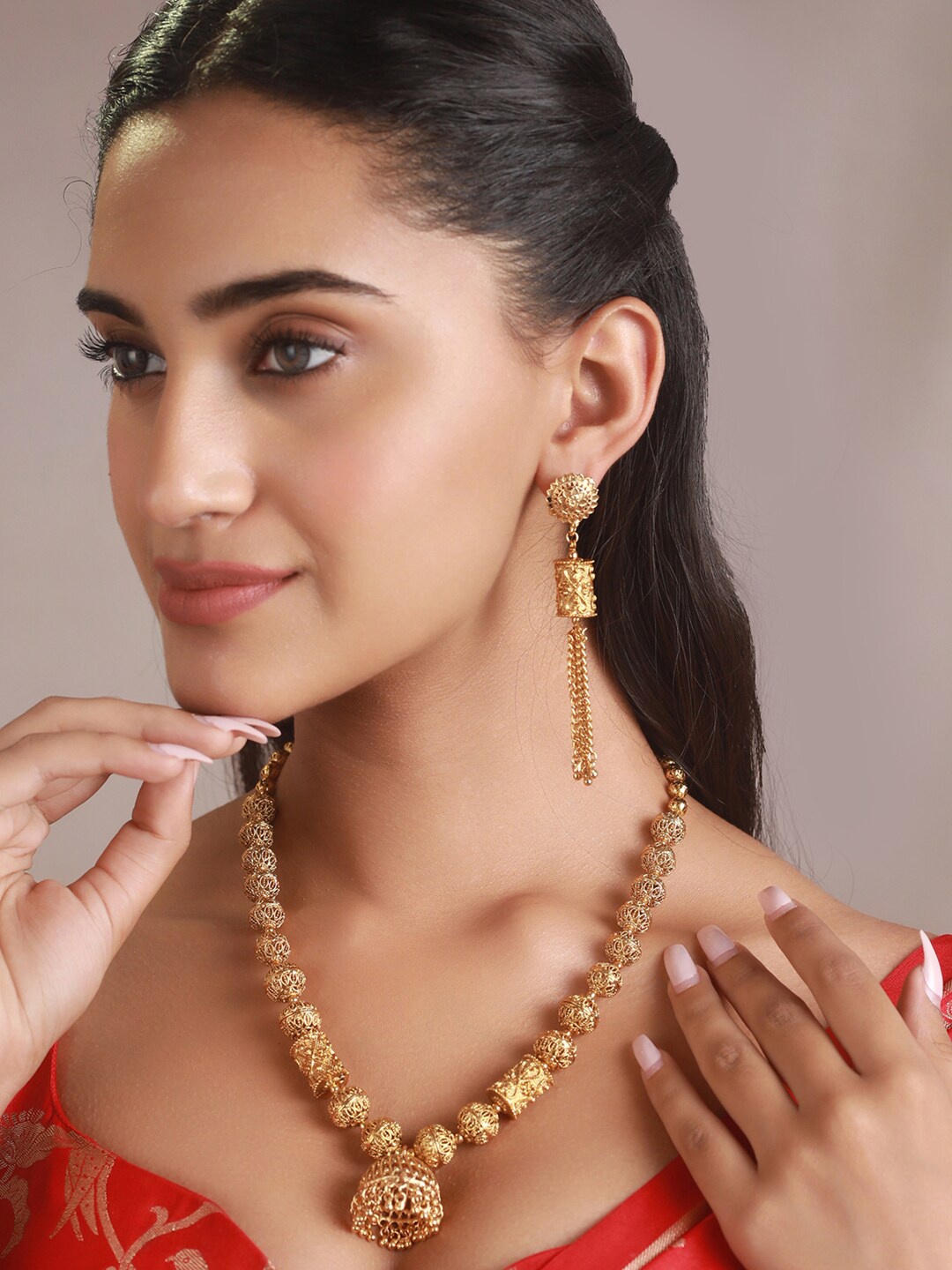 

Priyaasi Gold-Plated & Floral Sphere Engraved Detailed Jewellery Set