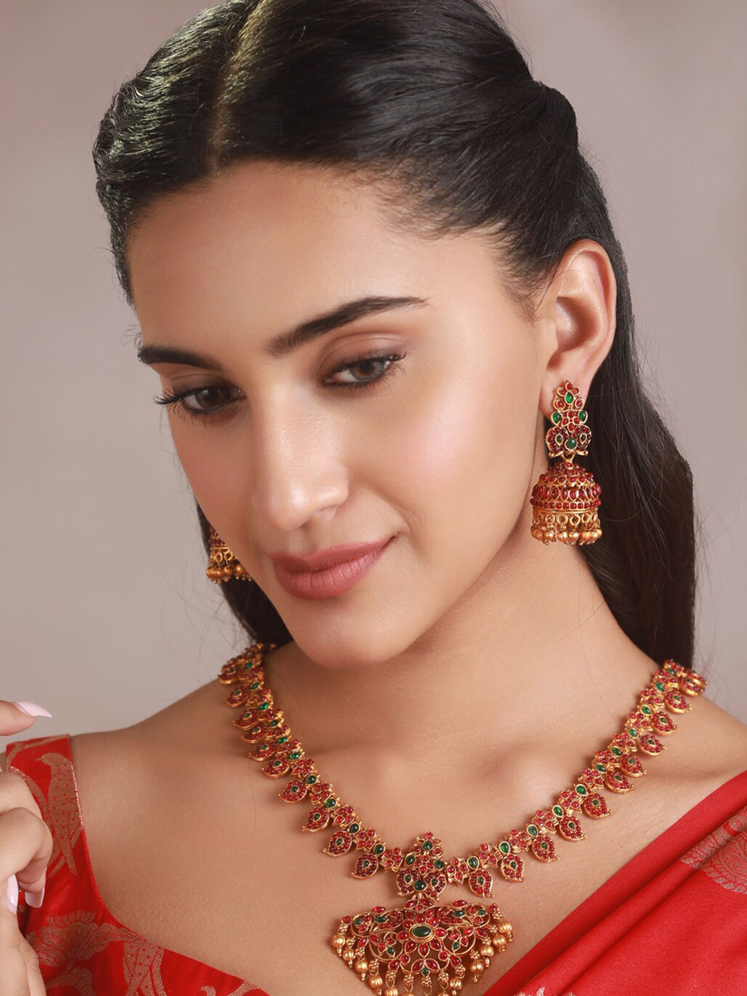 

Priyaasi Gold Toned And Pink Gold-Plated Floral Kemp Stone Studded Jewellery Set