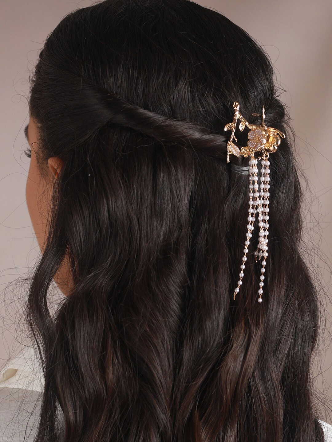 

Priyaasi Women Gold-Toned & White Beaded Claw Clip