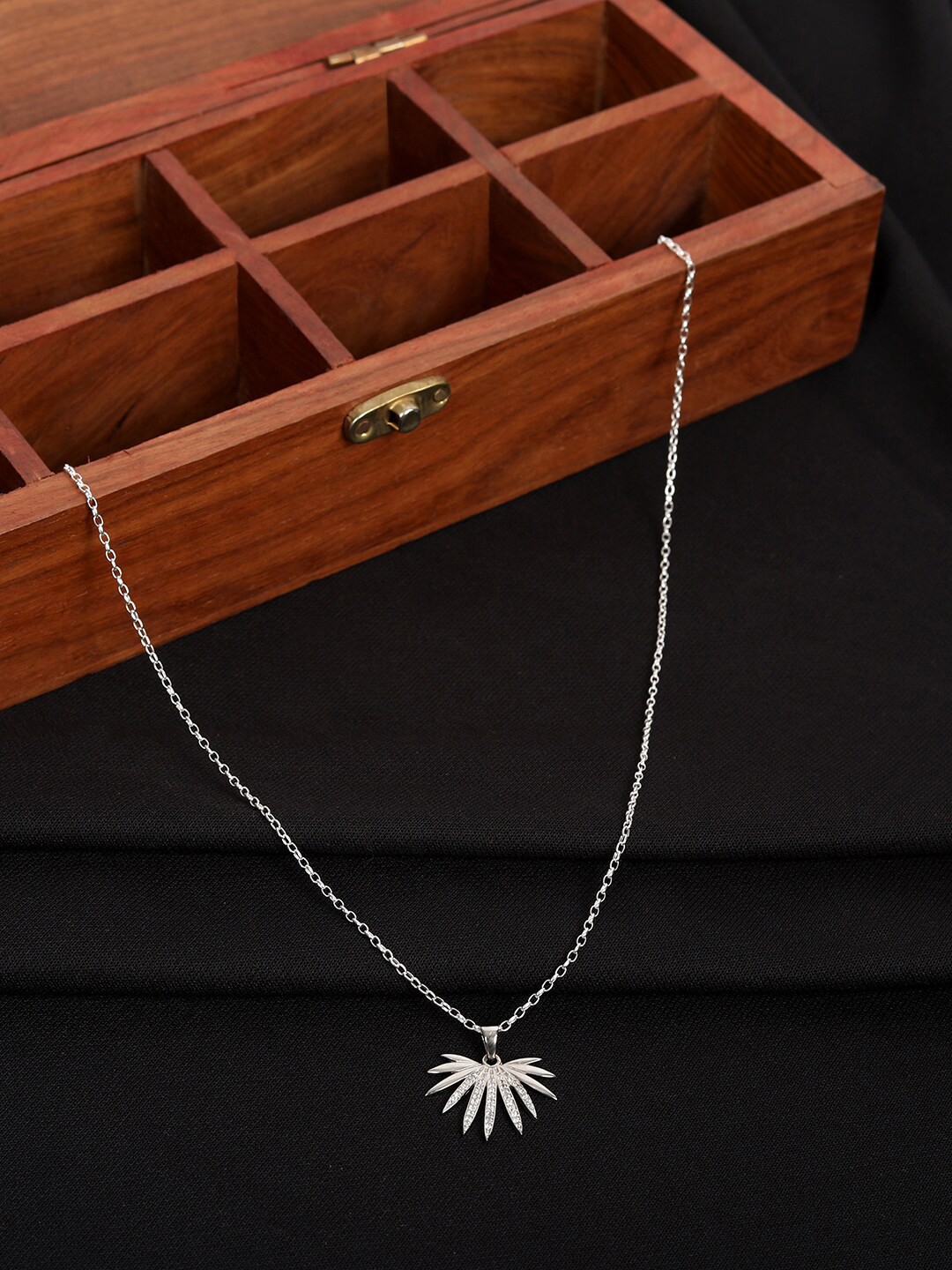 

TRISHONA 92.5 Sterling Silver & Silver-Plated Floral Design Pendant With Link Chain