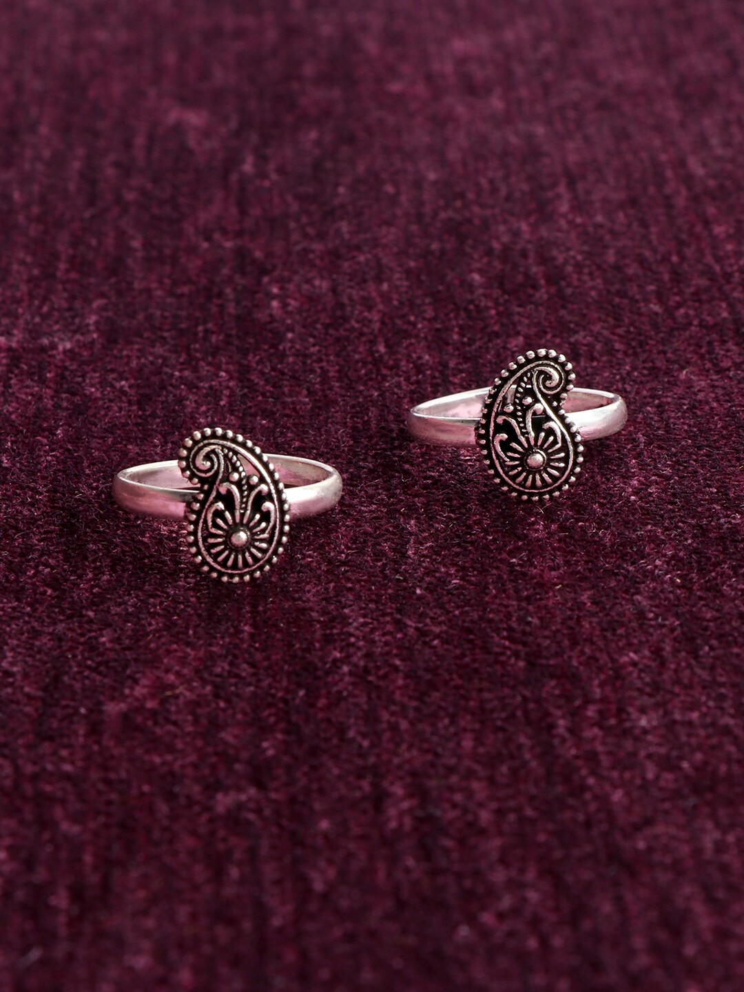 

TRISHONA Set Of 2 925 Sterling Oxidized Silver-Plated Black Stone Studded Toe Rings