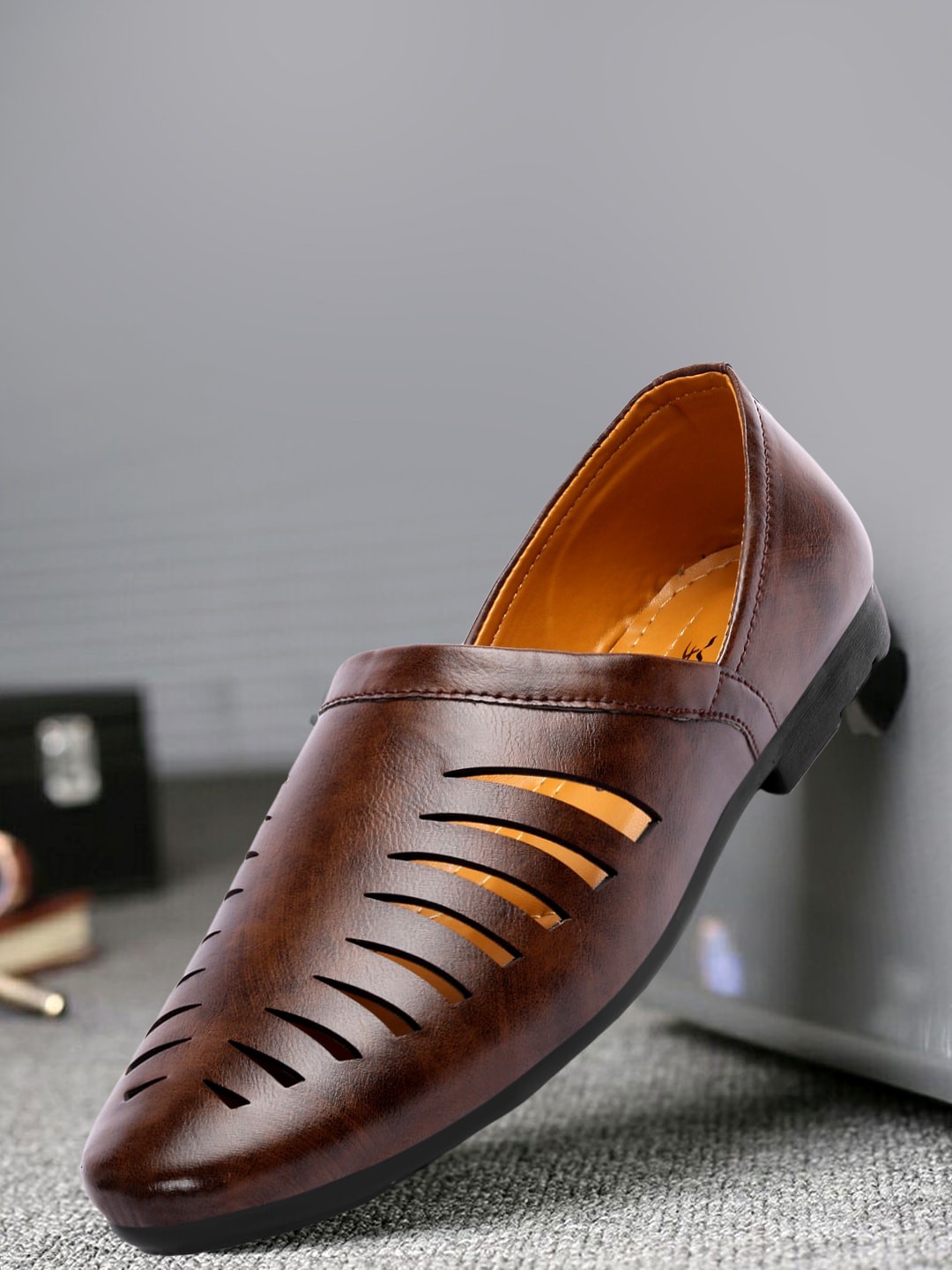 

Longwalk Men Brown Mojaris