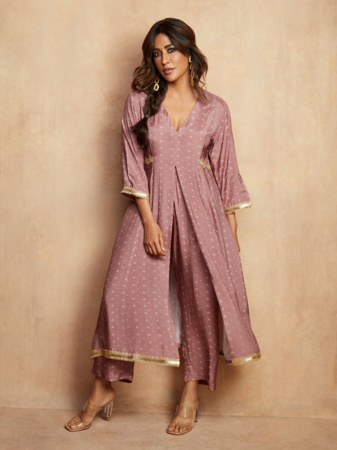 

trueBrowns Women Bandhani Print V Neck Front High Slit Lace Deatil Kurta With Trouser, Mauve