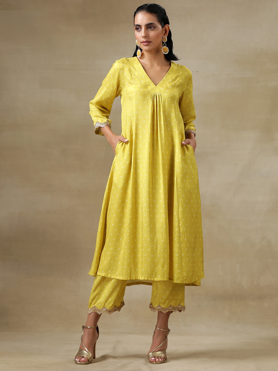 

trueBrowns Women Yellow Bandhani Printed Empire Kurta with Trousers