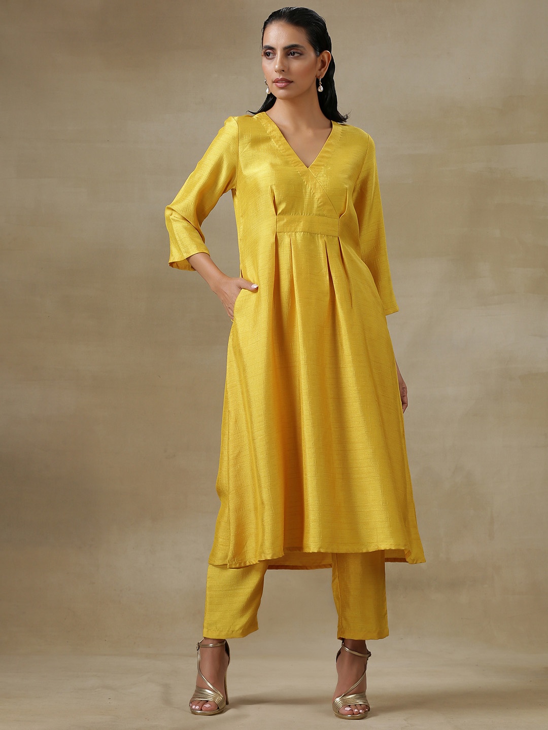 

trueBrowns Women Yellow Solid Pleated Kurta with Trousers