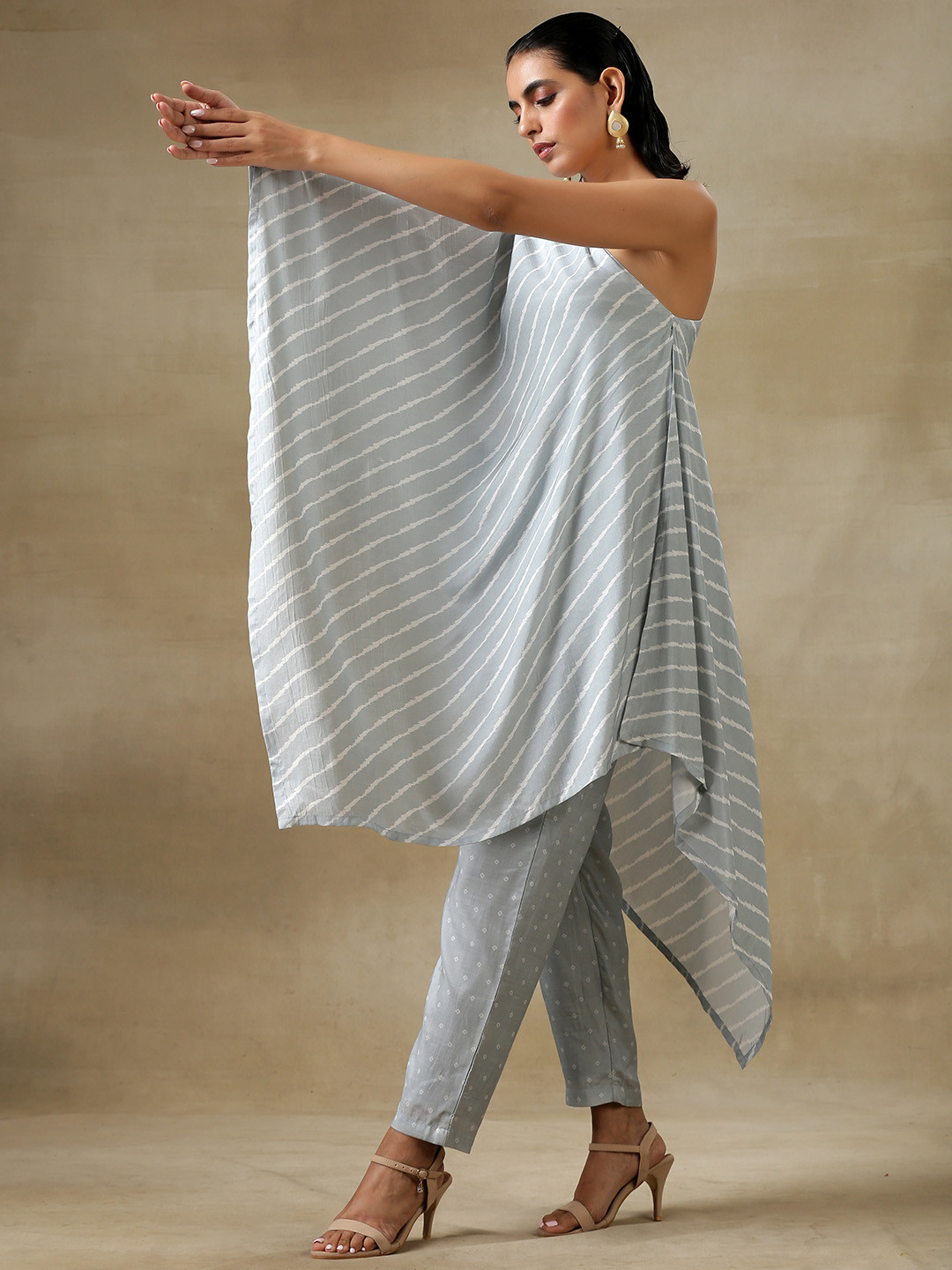 

trueBrowns Women Grey Leheriya Printed One-Shoulder Kurta with Trouser