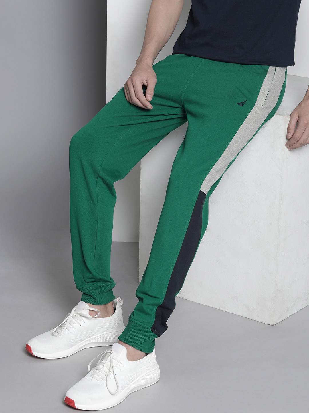 

Nautica Men Colourblocked Joggers, Green