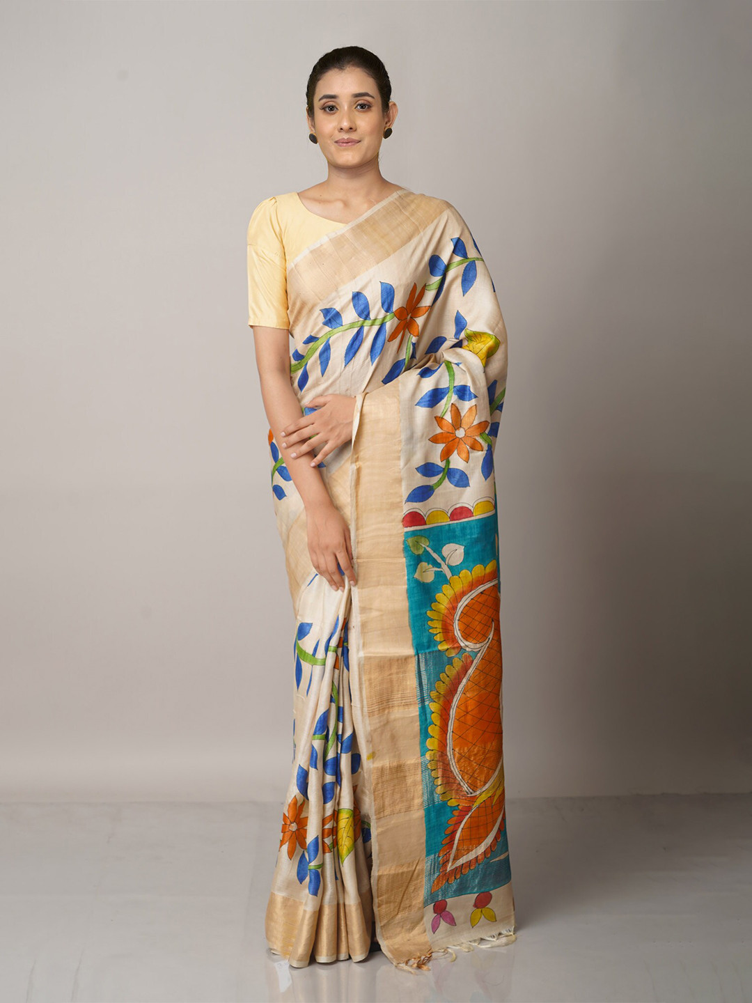 

Unnati Silks Cream-Coloured & Gold-Toned Floral Zari Pure Silk Tussar Saree