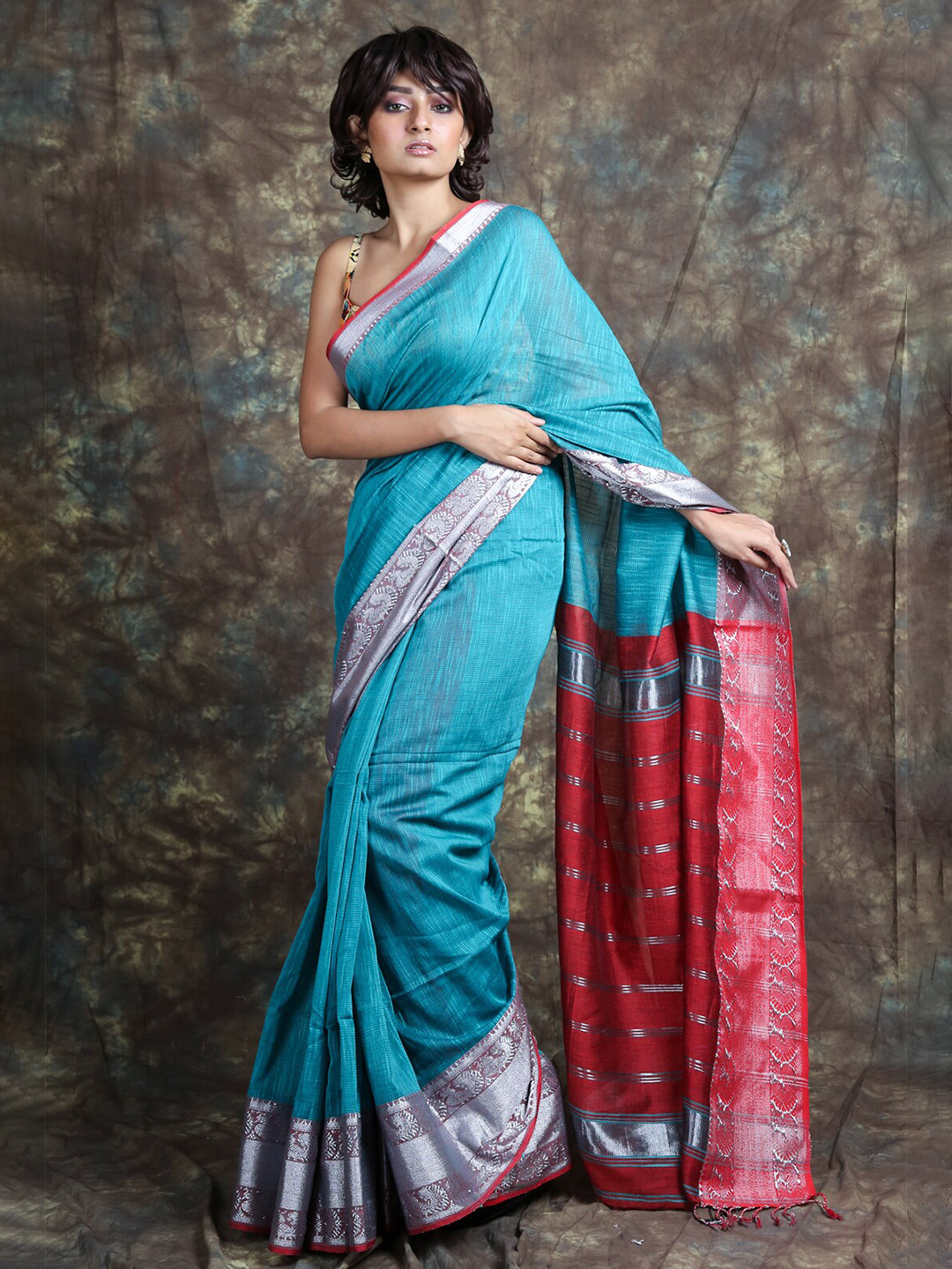 

Arhi Blue & Pink Solid Cotton Blend Saree