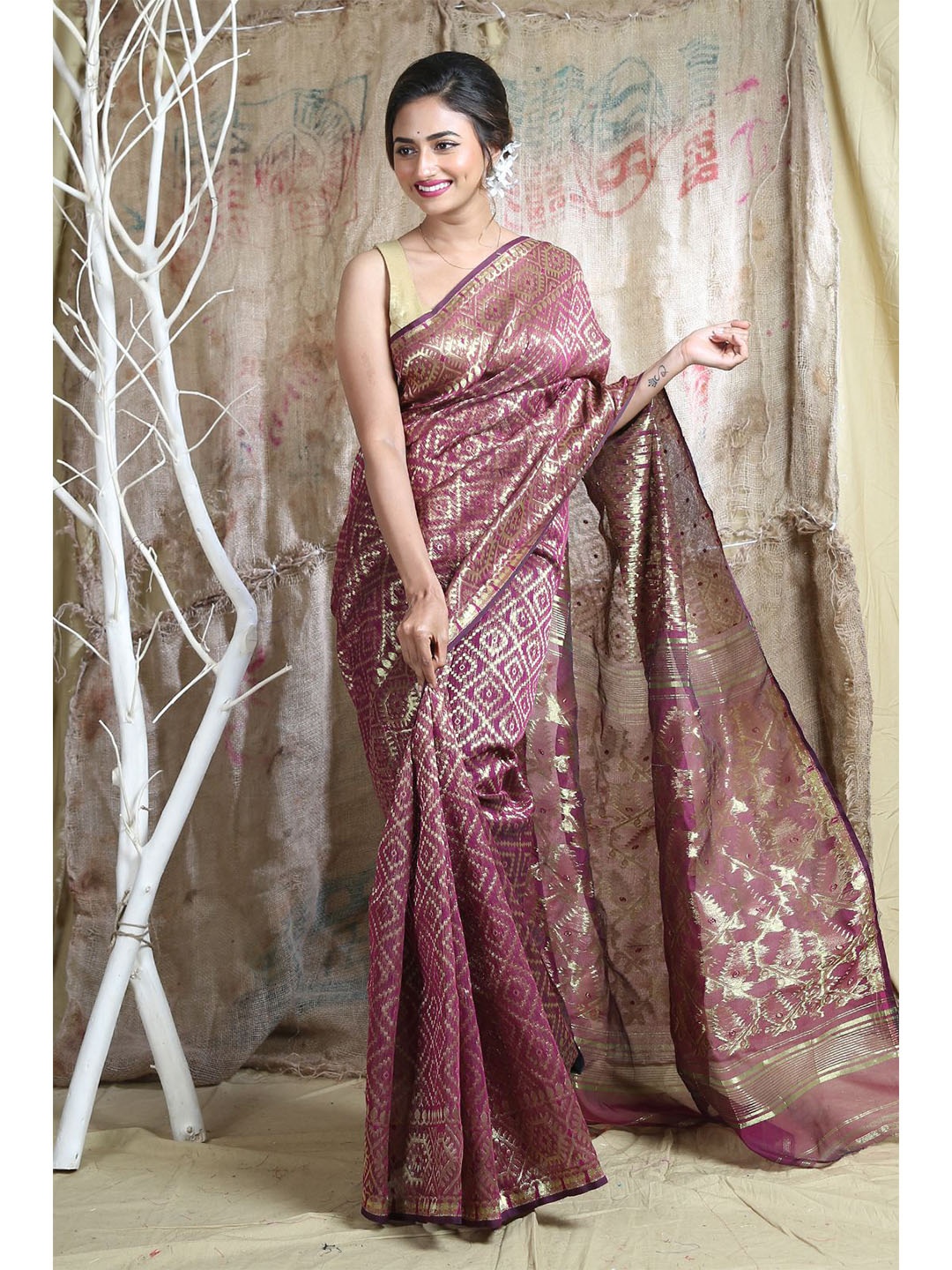 

Arhi Purple & Gold-Toned Ethnic Motifs Zari Silk Cotton Jamdani Saree
